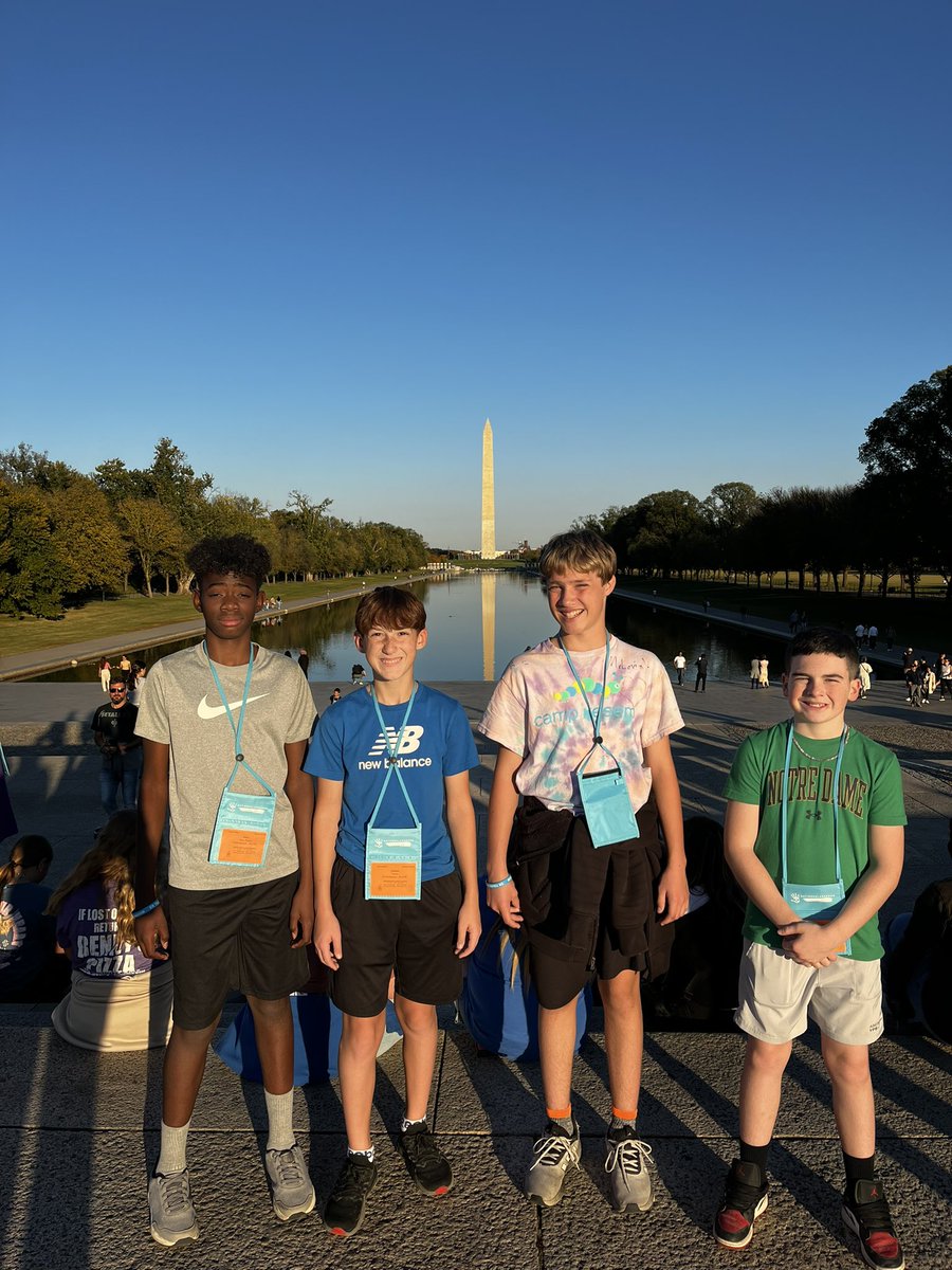 BunsoldMiddle's tweet image. Bus 5 finishing up at the Lincoln Memorial #WashingtonMonument #reflectingpool