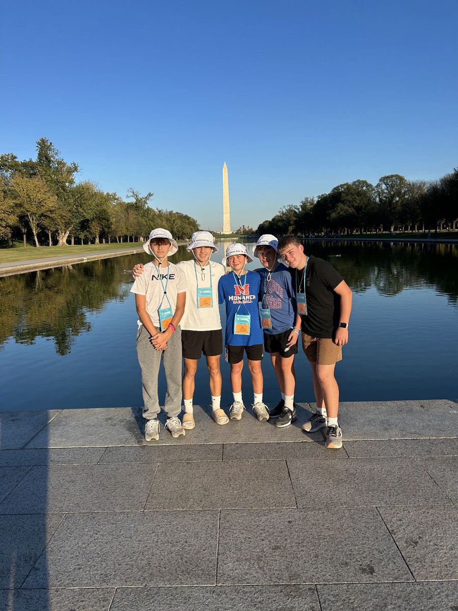 BunsoldMiddle's tweet image. Bus 5 finishing up at the Lincoln Memorial #WashingtonMonument #reflectingpool