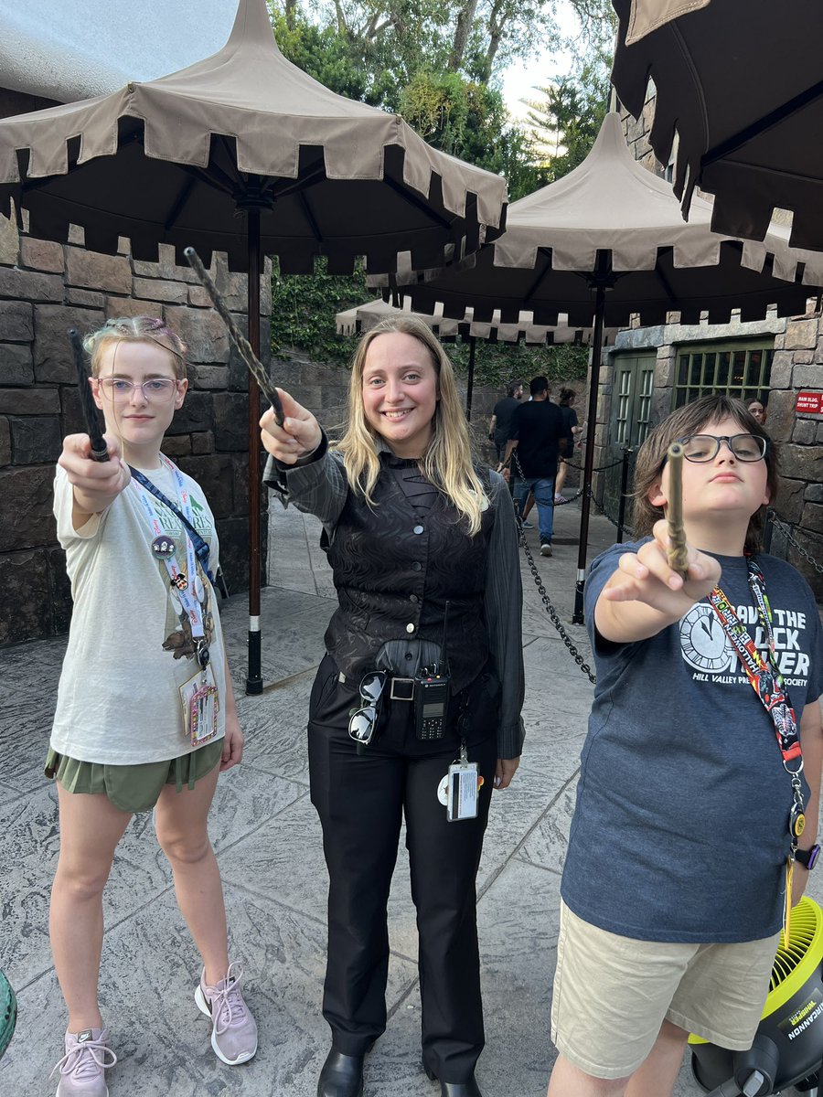 MrsOLeary1031's tweet photo. BIG shout out and #UOFistBump to Anastasia at Olivander’s @UniversalORL for making magic happen for our Make-A-Wish kiddo! https://t.co/ZJQ6i4iuW7
