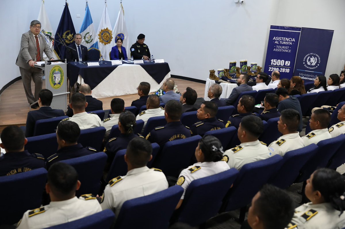 mingobguate's tweet photo. El Ministro de Gobernación, @FJimenezmingob y el director del @InguatPrensa, @harriswhitbeck asisten a la #EEPOL de la @PNCdeGuatemala para la entrega de equipo y material informativo, en el marco de un Convenio Interinstitucional de Fortalecimiento. https://t.co/UvFPuB11sM