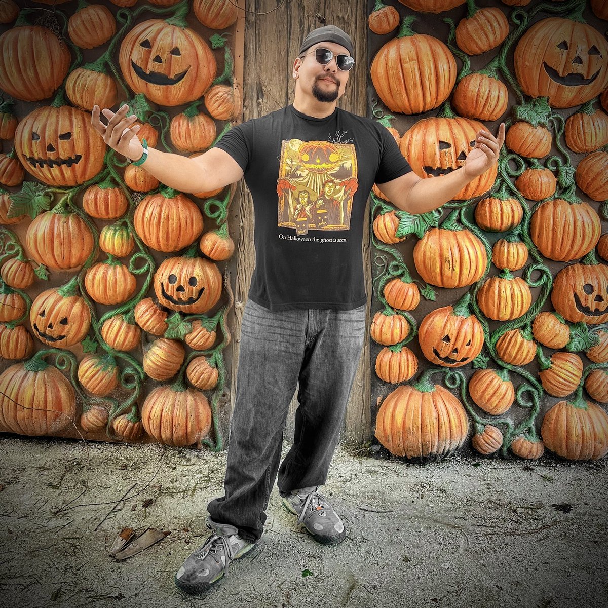 TuckBeck's tweet photo. On Halloween the Ghost is seen, and for some of us every day is Halloween… checkout this awesome Pumpkin Wall at Gators, Ghosts, &amp; Goblins! 🖤
.
#Pumpkins #GatorsGhostsAndGoblins
#GatorlandBucketList #PumpkinWall
#HalloweenBlogger #Halloween 🎃
#GatorlandBlogger #Gatorland 🐊 https://t.co/riBmQAv5Vh