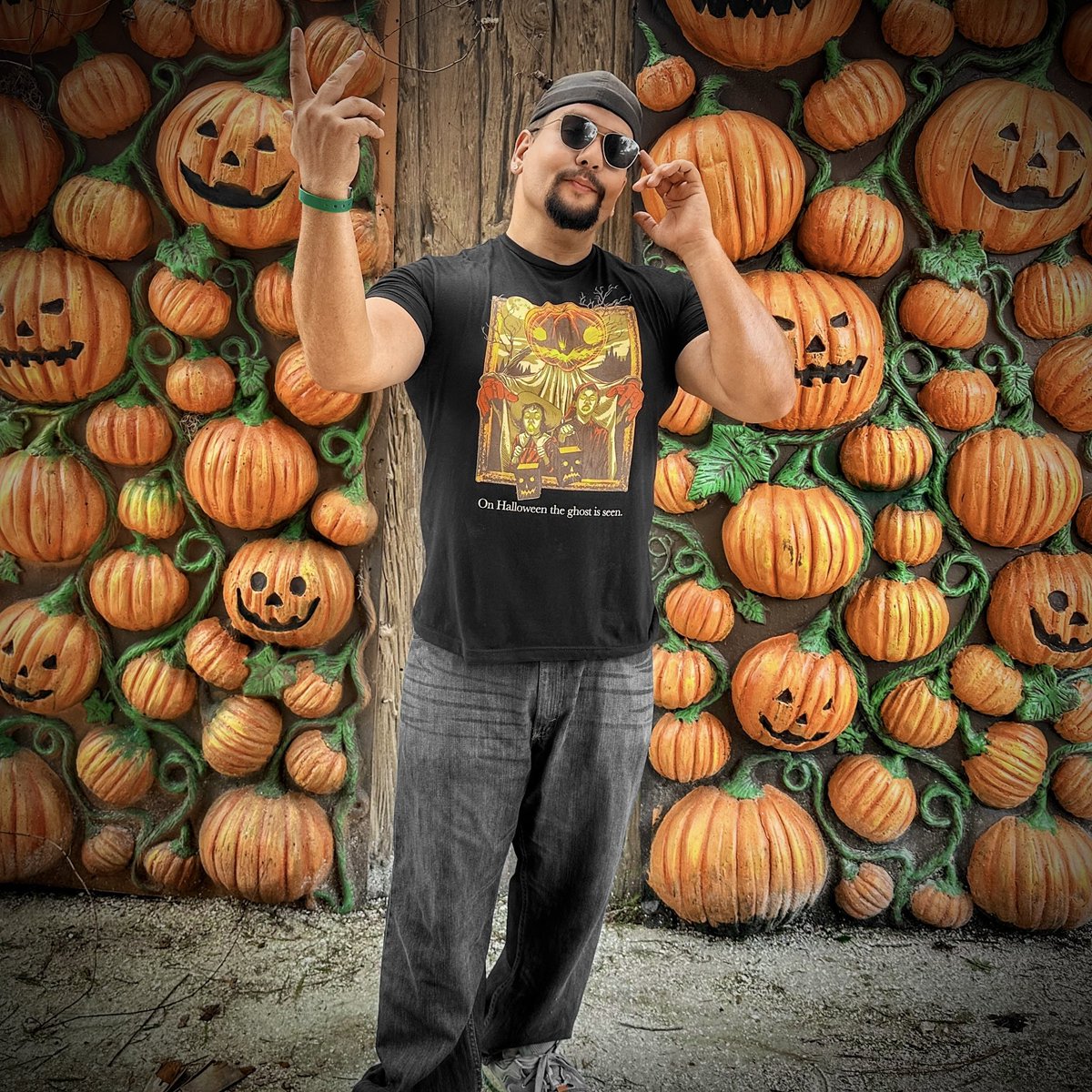 TuckBeck's tweet photo. On Halloween the Ghost is seen, and for some of us every day is Halloween… checkout this awesome Pumpkin Wall at Gators, Ghosts, &amp; Goblins! 🖤
.
#Pumpkins #GatorsGhostsAndGoblins
#GatorlandBucketList #PumpkinWall
#HalloweenBlogger #Halloween 🎃
#GatorlandBlogger #Gatorland 🐊 https://t.co/riBmQAv5Vh