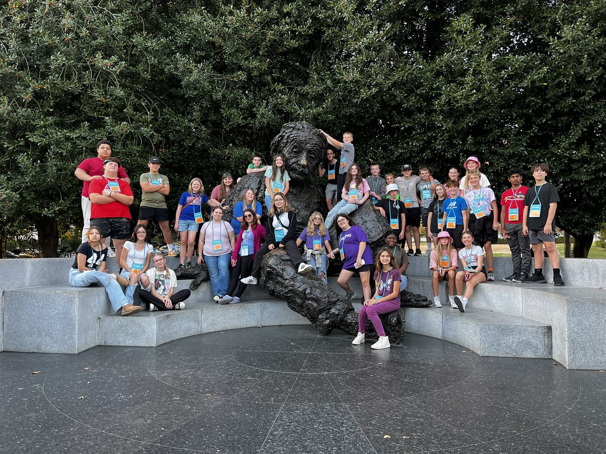 BunsoldMiddle's tweet photo. Bus 5 hanging out with Einstein
#stilltouring #myfeethurt #whenisdinner #7:15!! #8milesinandwearenotdone! https://t.co/s4a1Bii84v