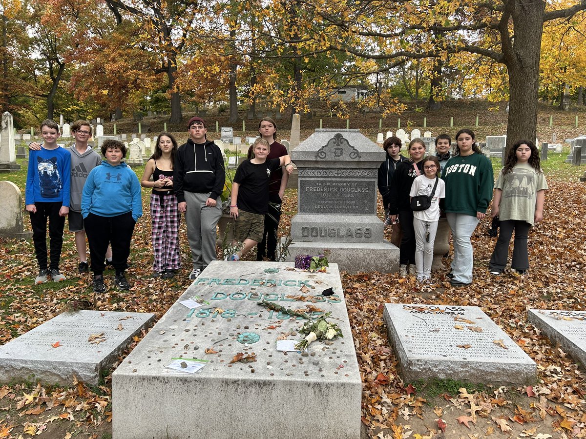 Wbarton11's tweet photo. Athena History Club enjoying a beautiful fall afternoon and learning a bit as well! @friendsofmounthope, @GreeceAthenaMS, @GreeceCentral https://t.co/TlwxMu0VOR