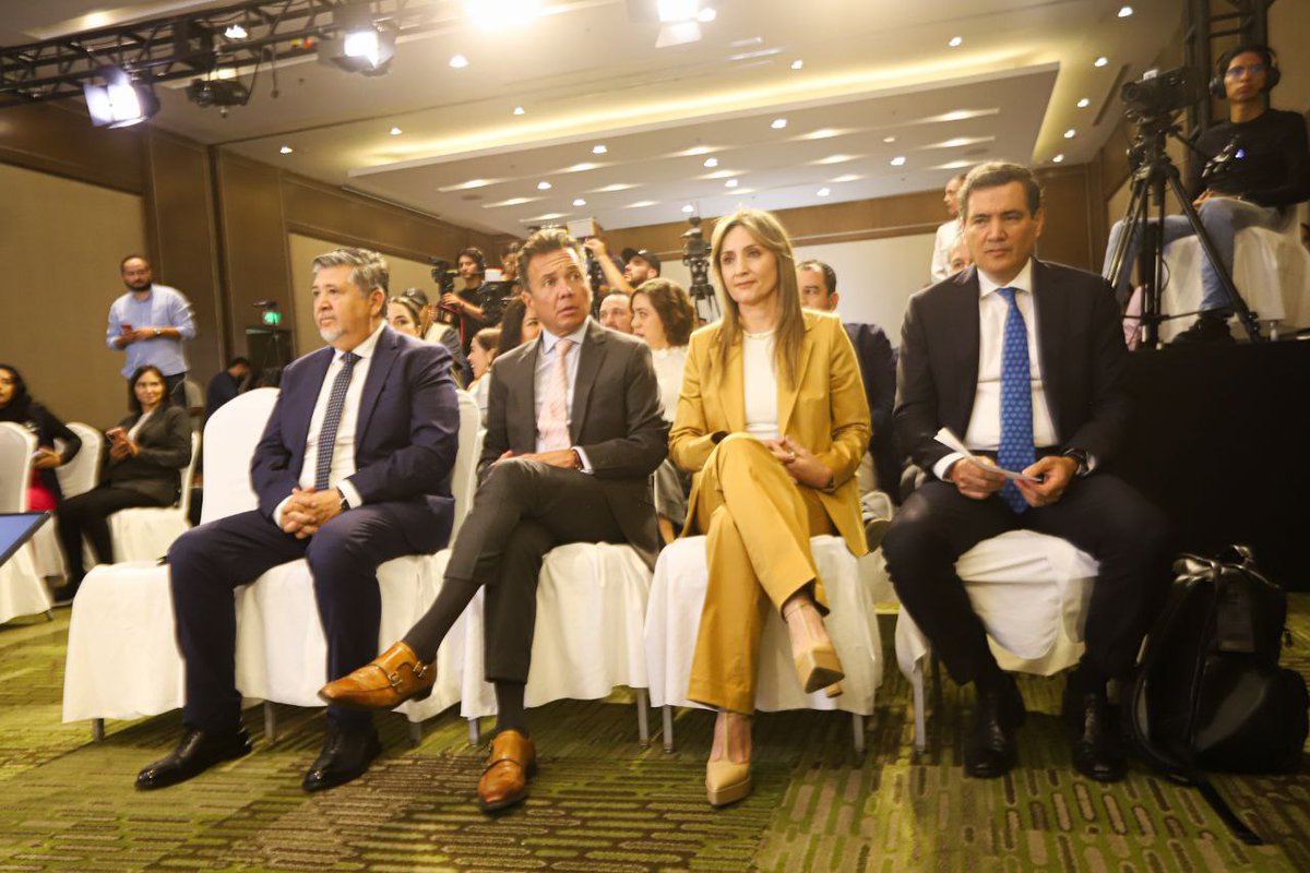 PabloLemusN's tweet photo. Contar con un financiamiento sano durante el próximo sexenio del Gobierno del Estado, el cual tendré el honor de encabezar, es una meta en la que trabajaremos todos los días.

Como parte del gabinete, elegí a Luis García Sotelo, con quien he tenido el gusto de trabajar y comparte mi visión económica. Él fungirá como titular de la Secretaría de la Hacienda Pública. Y el Instituto de Pensiones del Estado de Jalisco tendrá como nuevo titular a @juanpartidam. 

También se presentó como Secretaria de Planeación y Participación Ciudadana a @CynthiaCanteroP, una mujer con una trayectoria enorme en el servicio público, enfocado en la transparencia, y quien fue parte de mi equipo en Guadalajara. 

Me siento muy tranquilo de la situación financiera que me será entregada por la actual administración, y estoy convencido de que fortaleceremos nuestro sistema tributario, para garantizar que impacten en la vida de las y los jaliscienses.

Para que Jalisco siga destacando en su dinamismo en inversión extranjera y su capacidad para generar empleos, es fundamental tener una gestión fiscal responsable, transparente y sostenible; por eso, se evaluará cada programa y cada acción, para que cada peso invertido se refleje en mejoras.
