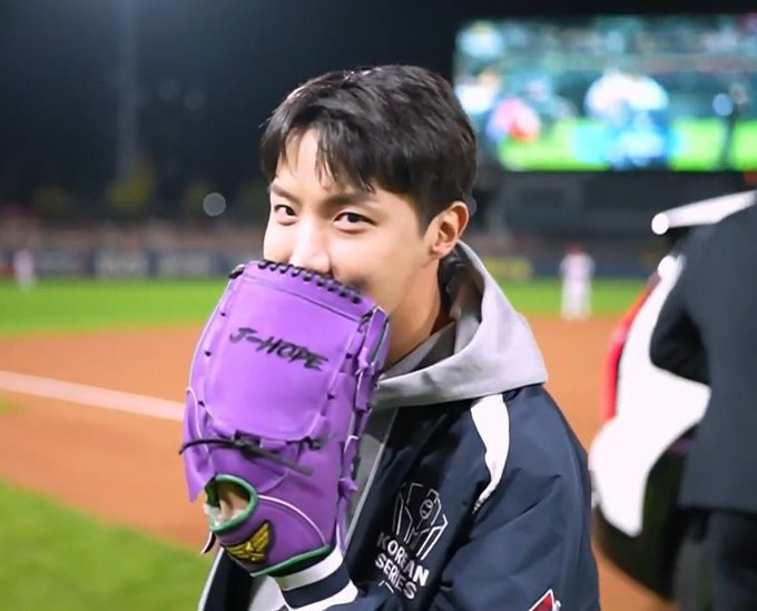 한국시리즈 시구 제이홉...아버지와 함께 한 모습2