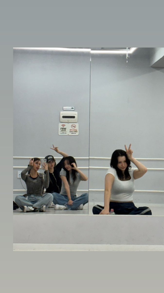 luckky_kkaenji's tweet photo. #LUYUTING #육우정 IG story with #DALIA , #ANNATALIA and Lea
#TIMETURNER #타임터너 https://t.co/71eOPwdC4y