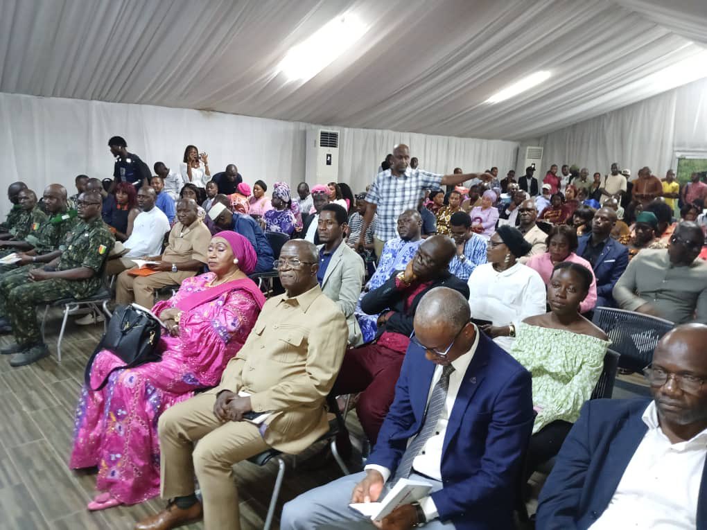 Gando444's tweet image. Mes remerciements à tous ceux et à toutes celles qui ont effectué le déplacement pour assister et formuler des témoignages émouvants à ma personne à l’occasion de la dédicace du livre «  le Défi guinéen’ Merci ! Merci !🙏🙏🙏