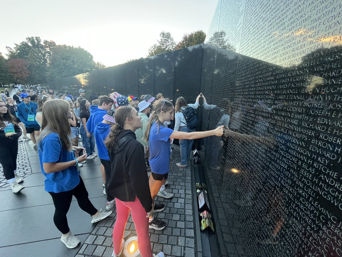 BunsoldMiddle's tweet image. Bus 2 at the Vietnam Veterans Memorial. We found Marysville native, Charles Bowersmith on #thewall #bus2 #bmsdc2024
