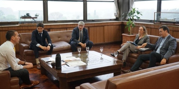 Ecos365's tweet image. 📊  Nación y Santa Fe, cara a cara por la Hidrovía: "nos aseguraron la navegabilidad": @maxipullaro y @Renataghilotti se reunieron con Iñaki Miguel Arreseygor, subsecretario de #Transporte. ¿Qué ocurrirá con la #profundidad del #calado?  dlvr.it/TFfxny 👈🏽 Más Info