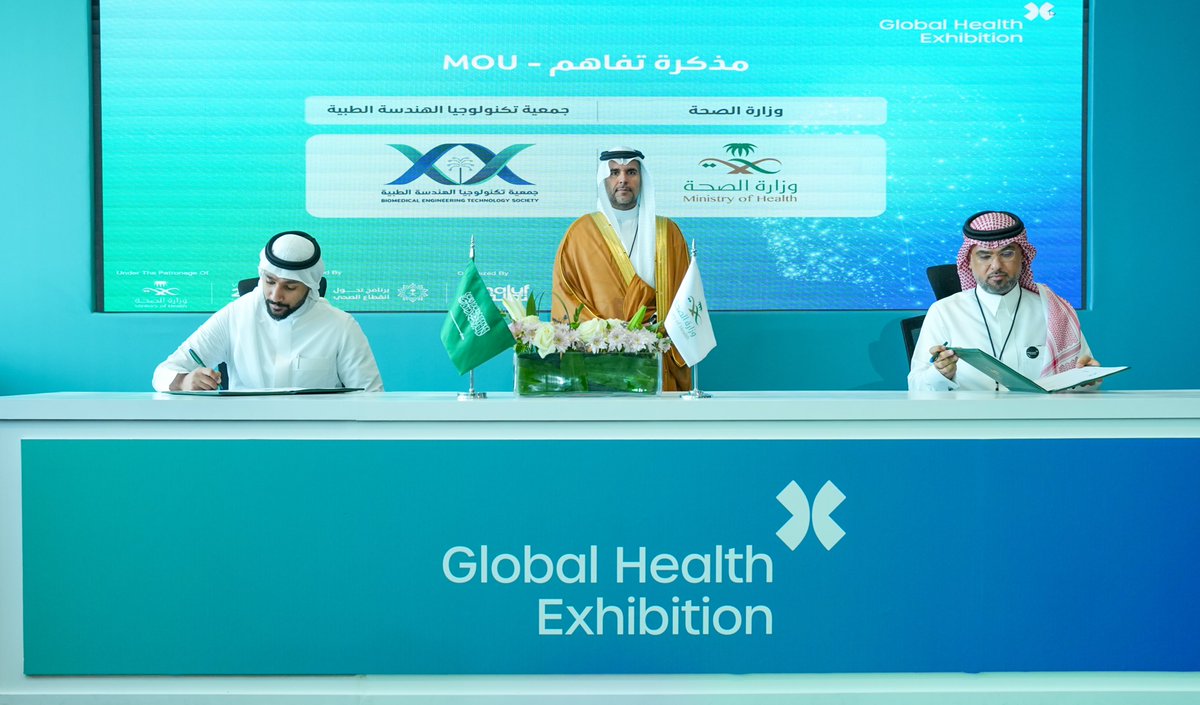 bmet_sa's tweet photo. برعاية سعادة وكيل وزارة الصحة للشؤون الهندسية والإمداد، المهندس @SaadAl_Sadhan ، وبحضور ممثلي الجمعية السعودية لتكنولوجيا الهندسة الطبية، شهد #ملتقى_الصحة_العالمي توقيع مذكرة تفاهم بين الجمعية ووزارة الصحة.

تأتي هذه المذكرة كخطوة استراتيجية تهدف إلى التعاون في وضع معايير دقيقة للأجهزة الطبية وتوحيد ترميزها، مما يسهم في تطوير هذا القطاع الحيوي. بالإضافة إلى ذلك، تتضمن المذكرة تنظيم دورات تدريبية متخصصة لتعزيز مهارات المهندس الطبي ودعم دورهم الفعال في منظومة الرعاية الصحية.

وقد مثل وزارة الصحة في توقيع المذكرة سعادة وكيل الوزارة المساعد للصيانة وتشغيل المرافق ، المهندس @FahadBinMansour ، بينما مثل الجمعية سعادة الرئيس التنفيذي، المهندس زياد بن هاني السليماني.

نتطلع إلى أن تأتي هذه المذكرة بثمارها المرجوة، وأن تسهم في الارتقاء بمستوى #المهندس_الطبي في منظومة الرعاية الصحية، مما يعزز تقديم رعاية صحية نموذجية وآمنة.

#استثمر_في_الصحة