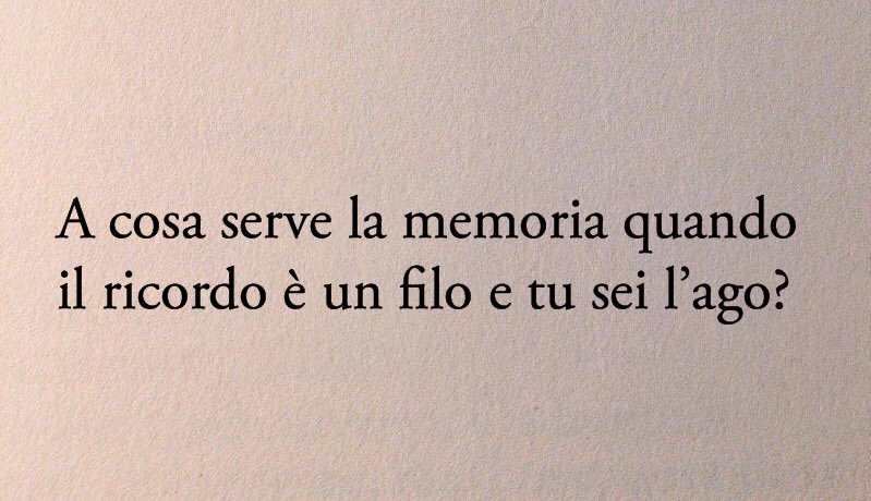 Poesiaitalia's tweet image. A cosa serve la memoria quando il ricordo è un filo e tu sei l’ago?