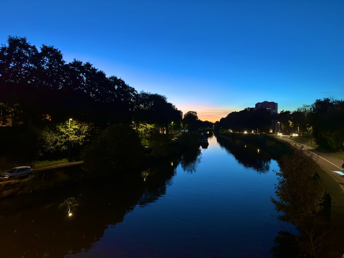 Meanwhile in #Gent 🇧🇪:
#Lys #Leie #Bluesky #BlueskySocial 

“Là, tout n’est qu’ordre et beauté,
Luxe, calme et volupté.”

Charles #Baudelaire, Les Fleurs du mal (1857): “L’Invitation au Voyage”
 <a href="/visitgent/">visit gent</a> <a href="/Stadgent/">Stad Gent</a>