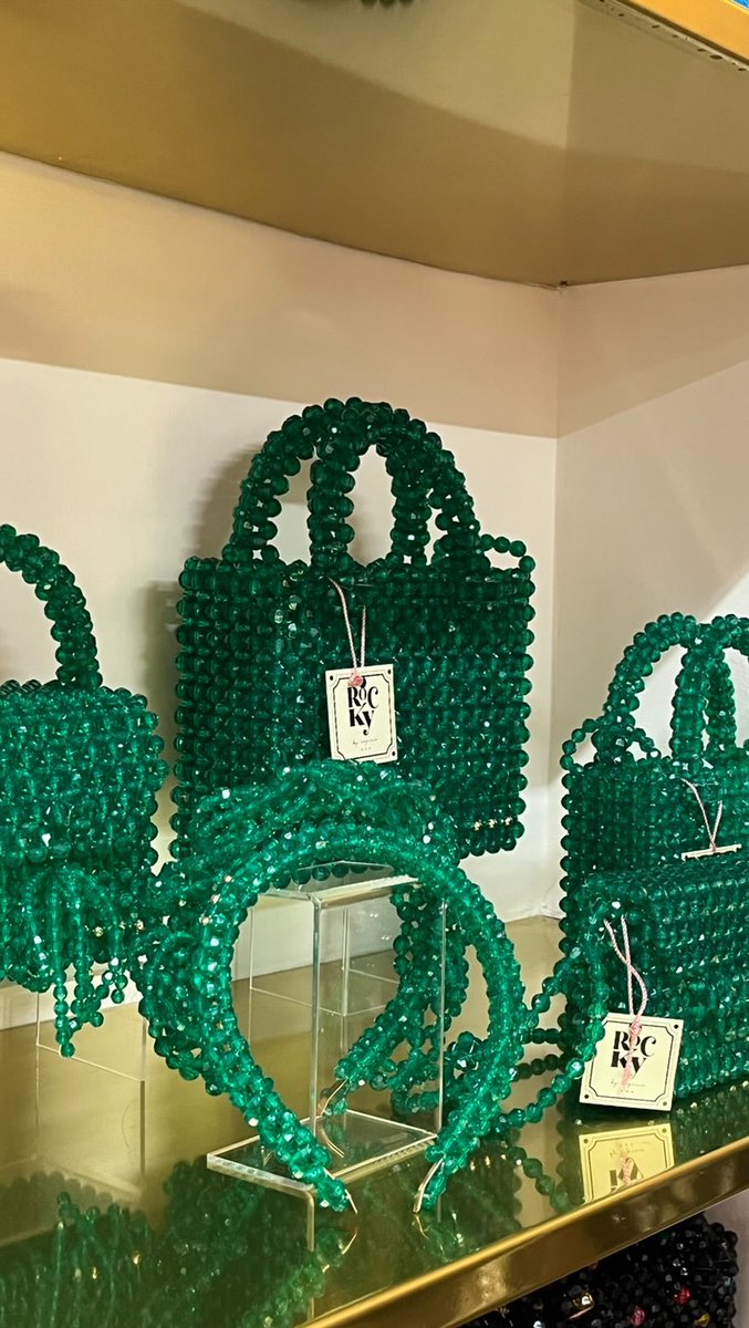 MaudlGarza's tweet photo. @HumansNoContext This amazing brand from Mexico makes these superb handbags and purses. https://t.co/MccTKF8CJk https://t.co/kkimzxKFHr