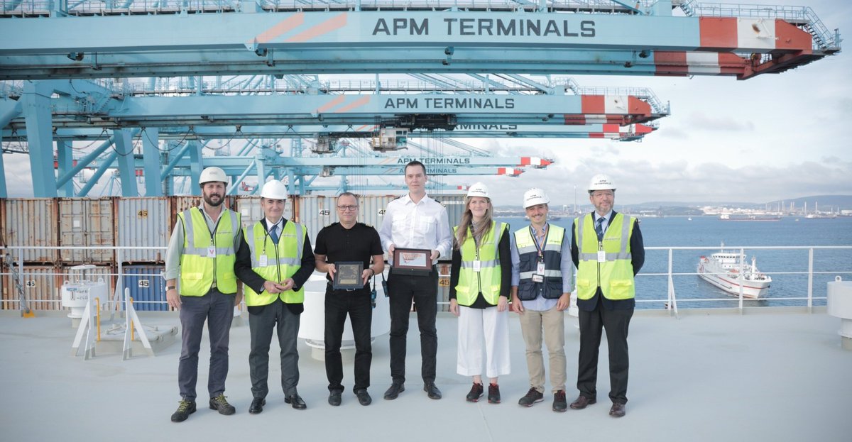 PuertoAlgeciras's tweet photo. 🔝 Desafiando el Levante esta tarde ha hecho su primera escala en el Puerto de #Algeciras el #AstridMaersk, 2º de los 18 #megaships de @Maersk equipados con motores duales capaces de funcionar con metanol verde ♻️. Tras 1.470 movimientos, continuará servicio en el Mediterráneo https://t.co/LodtooMzzo