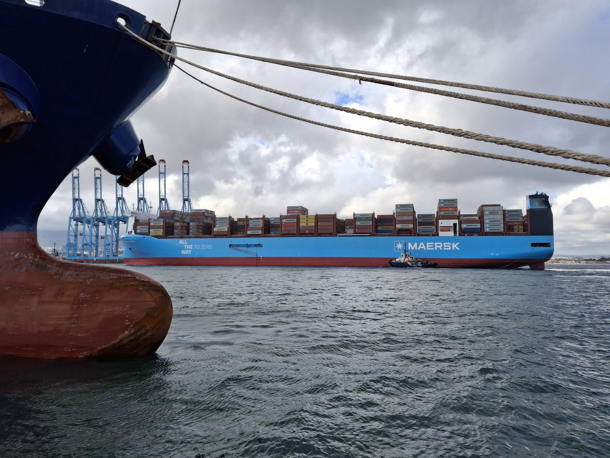PuertoAlgeciras's tweet photo. 🔝 Desafiando el Levante esta tarde ha hecho su primera escala en el Puerto de #Algeciras el #AstridMaersk, 2º de los 18 #megaships de @Maersk equipados con motores duales capaces de funcionar con metanol verde ♻️. Tras 1.470 movimientos, continuará servicio en el Mediterráneo https://t.co/LodtooMzzo
