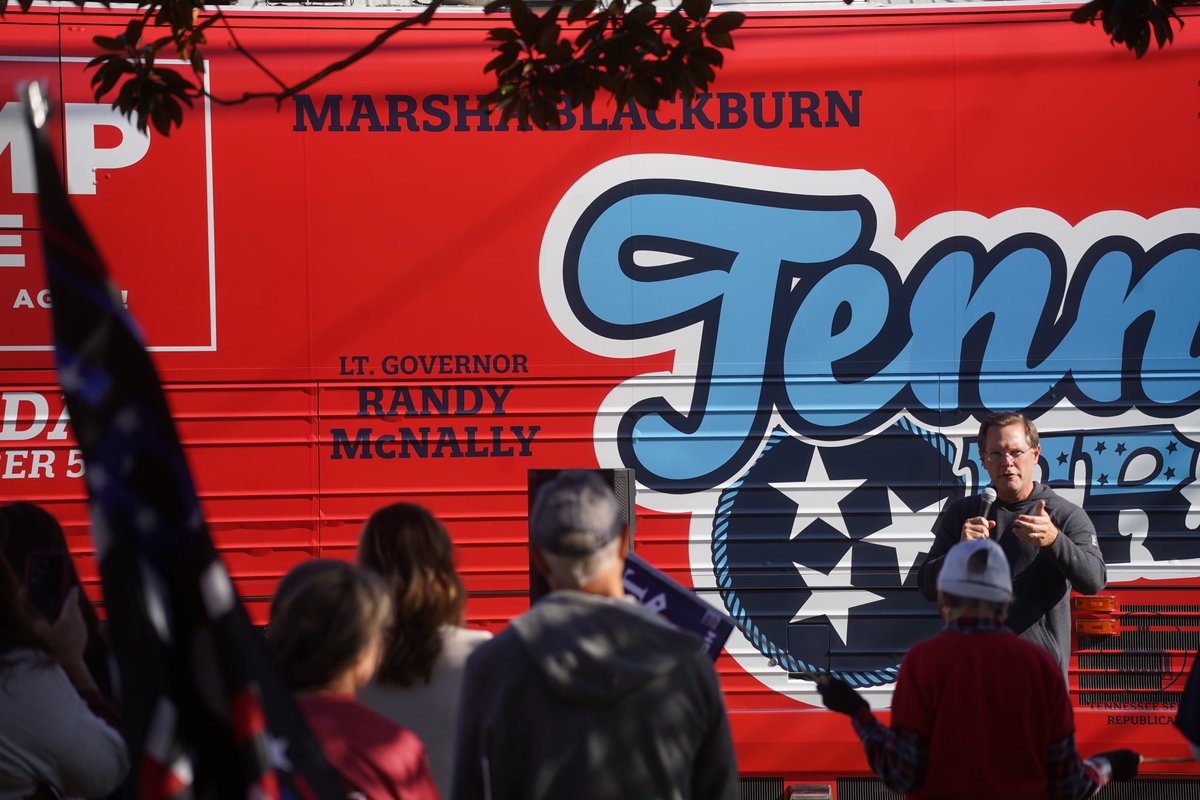 CSexton25's tweet photo. Roane Co. is Trump country! Great to meet so many Tennesseans who are ready to get out and VOTE! PS - signature space on the bus is going fast! Come out to a stop near you and sign your name to show your support! #Stop10 #FreedomTour https://t.co/QmlCQTpDjE