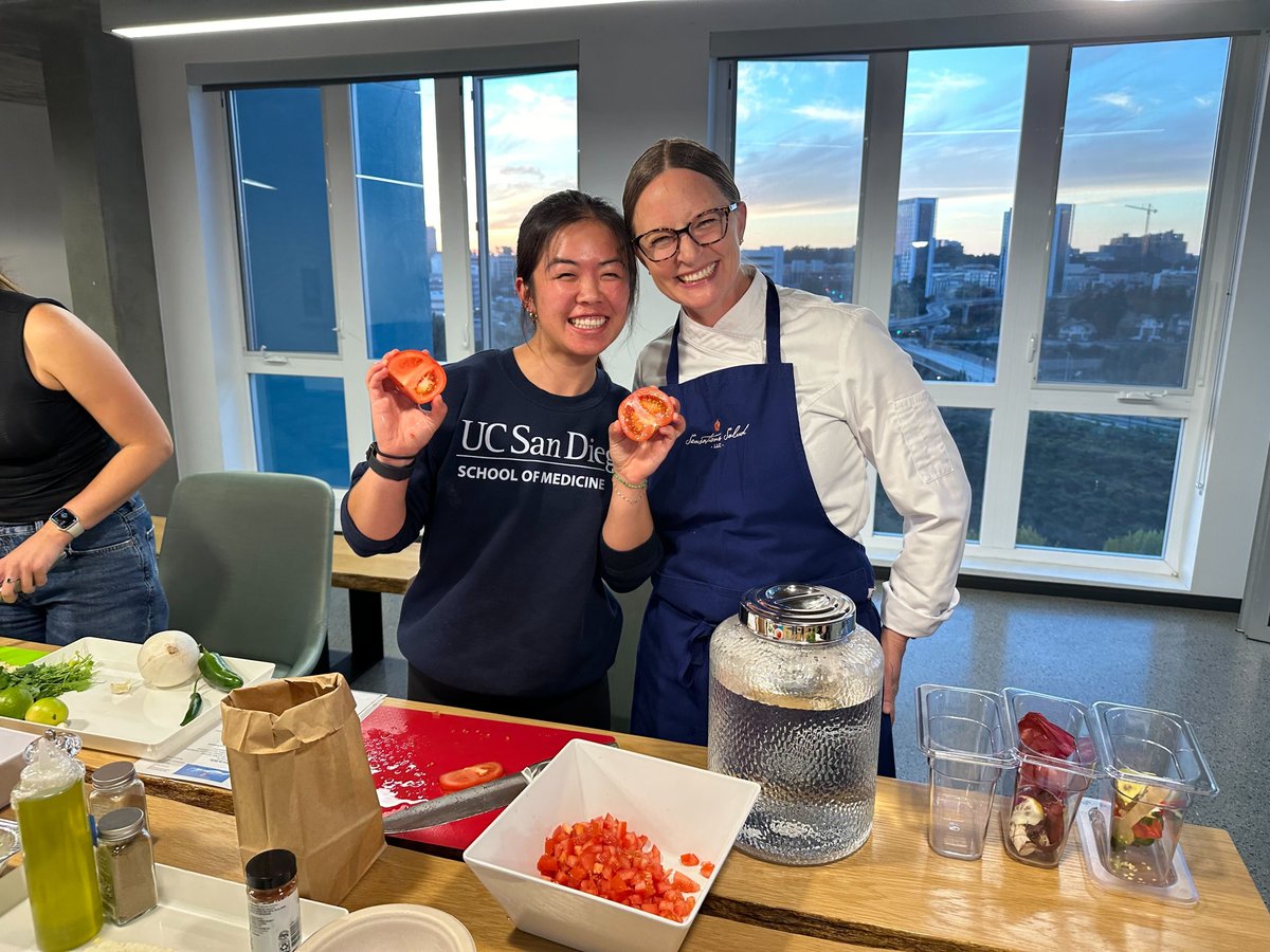 Food is medicine! The Culinary Medicine SIG partnered with a board certified Internal Medicine, Culinary Medicine and Lifestyle Medicine physician, Sabrina A. Falquier, M.D. of to host a hands-on cooking demo in the Grad Housing Nest Lounge. 🧑‍🍳

Watch ➡️ tinyurl.com/swcddmxc