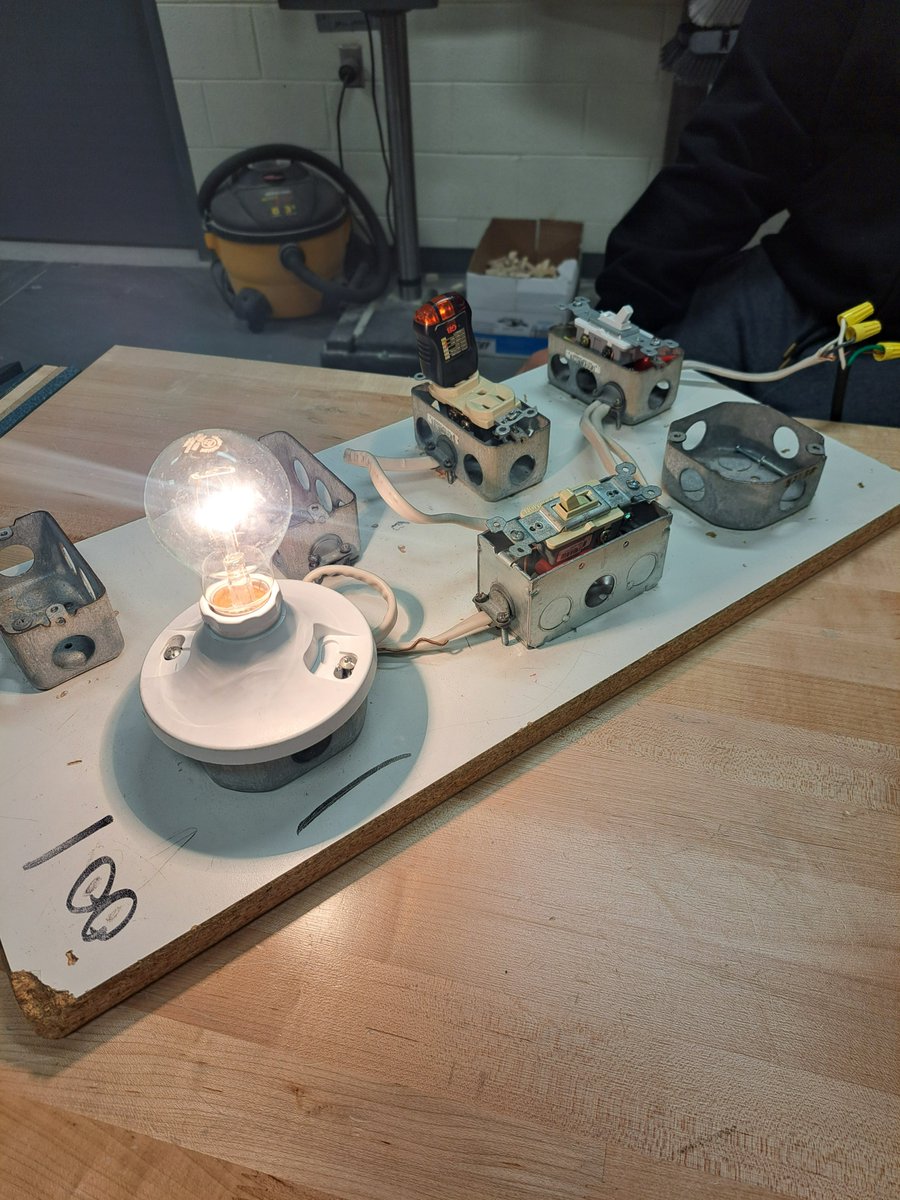 BrianCardarella's tweet photo. Hands-on collaboration in Electronics today. https://t.co/c31LWzJD31