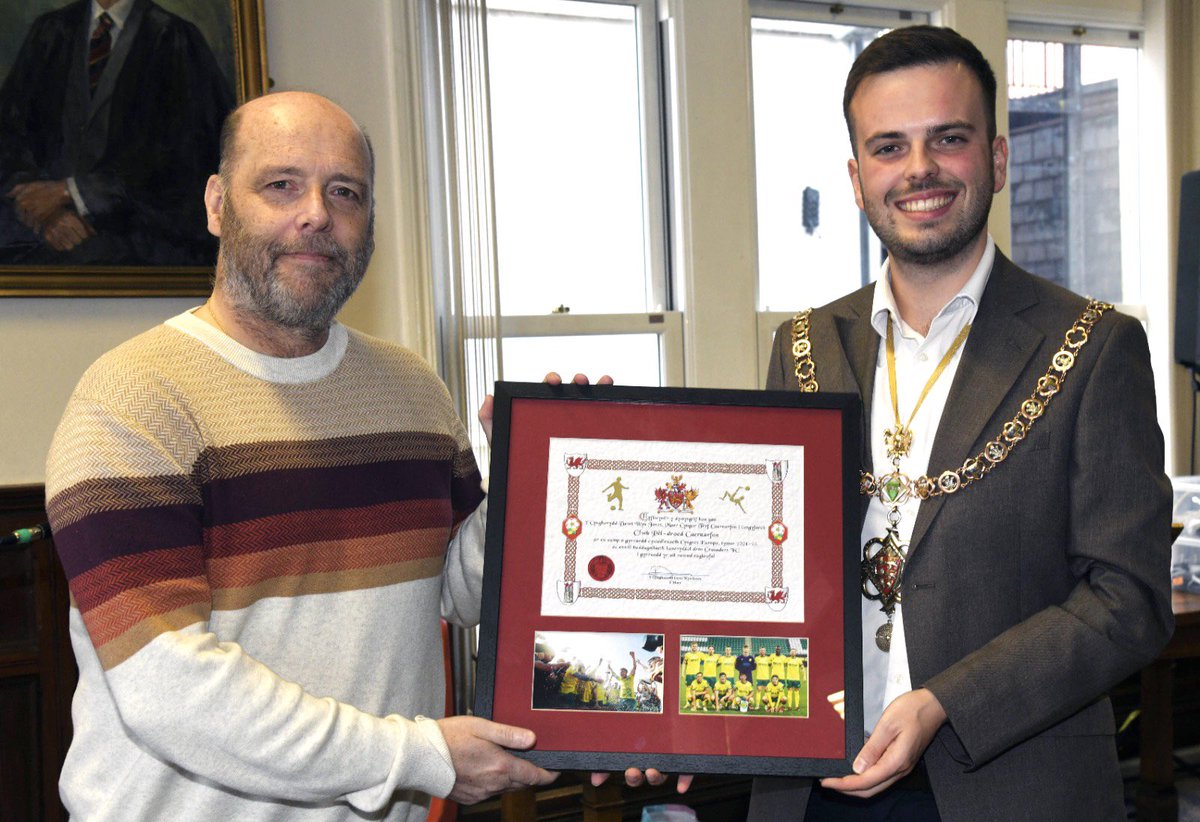 Dros yr haf mi wnaeth <a href="/CaernarfonTown/">CPD Tref Caernarfon Town FC</a> pawb yng Nghaernarfon yn prowd iawn. Braint cael cyflwyno tystysgrif i nodi eu llwyddiant hanesyddol.

<a href="/OvalWays/">Oval Ways</a> <a href="/Cofiarmy/">🔰Cofi Army🔰</a>