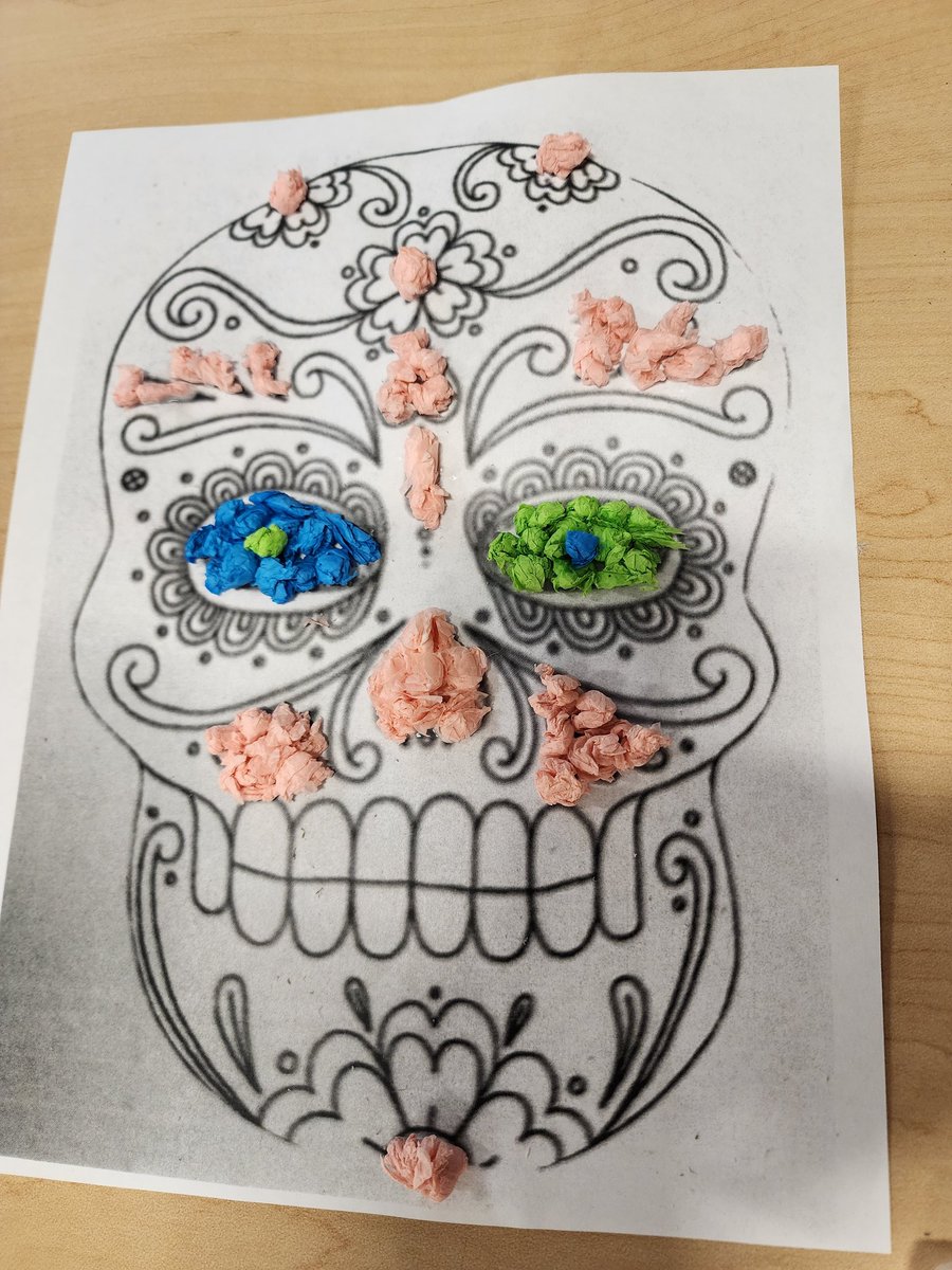 OdsSrawh's tweet photo. Calaveras coloridas.. 7th grade preparing their Día de los Muertos projects..  thousands of little bolas de papel... qué bonitas! @AlumniOakhill @MaggieMNewhouse @OakhillDay https://t.co/rPKtYPZzPW