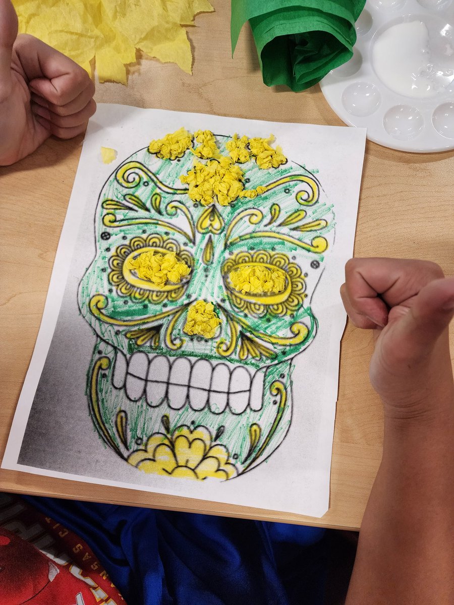 OdsSrawh's tweet photo. Calaveras coloridas.. 7th grade preparing their Día de los Muertos projects..  thousands of little bolas de papel... qué bonitas! @AlumniOakhill @MaggieMNewhouse @OakhillDay https://t.co/rPKtYPZzPW