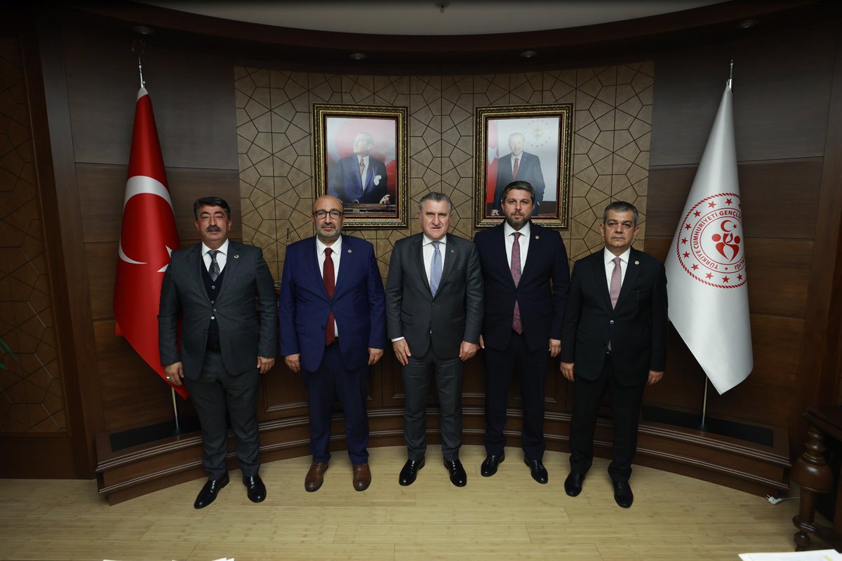 akpartielazigmv's tweet photo. 📍Gençlik ve Spor Bakanlığı

Sayın Bakanımız Osman Aşkın Bak'a aziz şehrimize yönelik ilgi ve alakalarından dolayı hemşehrilerimiz adına teşekkür ediyoruz. https://t.co/CeXlAsVqGO