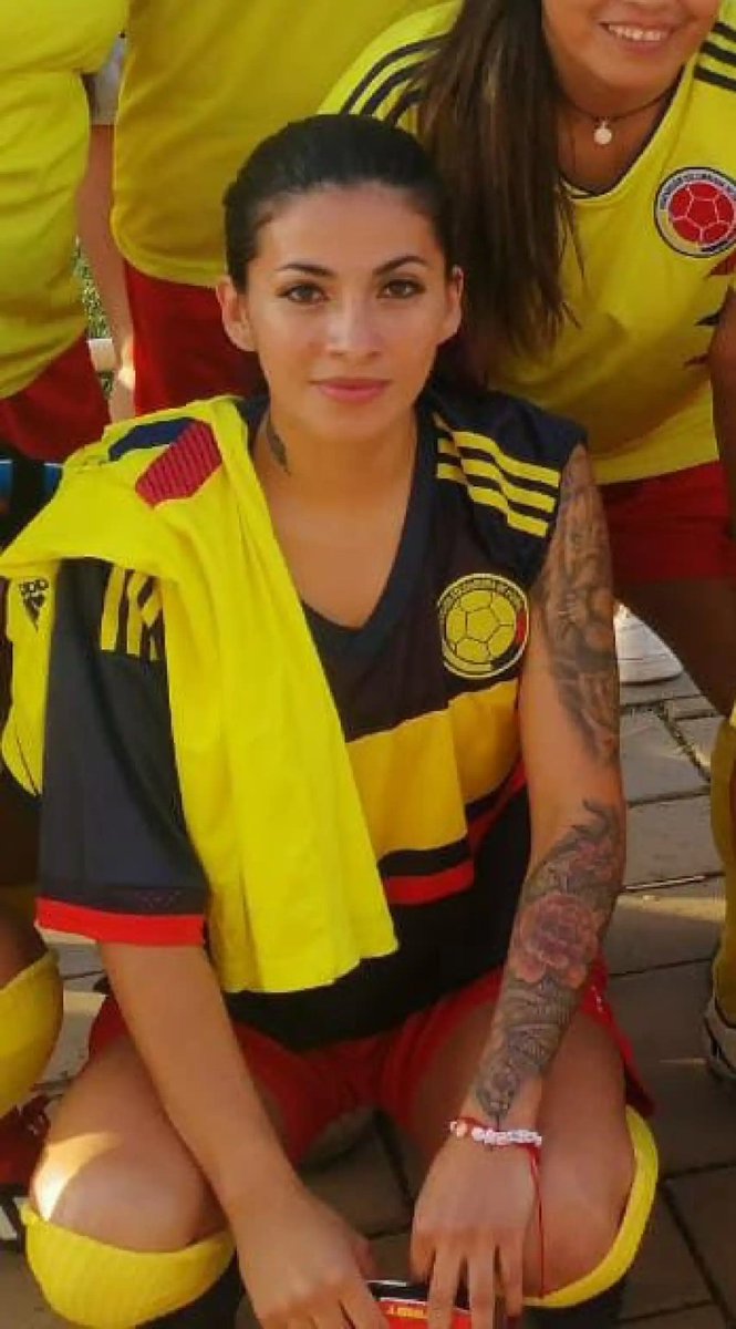 #LasMujeresQueFaltan
Yaqueline Alonso Najarro, de 31 años, vivía en Dos Hermanas, Sevilla, y tenía tres hijos de 4, 8 y 10 años. Le encantaba jugar al fútbol con su grupo de amigas. Fue asesinada por su exmarido y padre de sus hijos, Julio Calderón, un colombiano de 47 años al