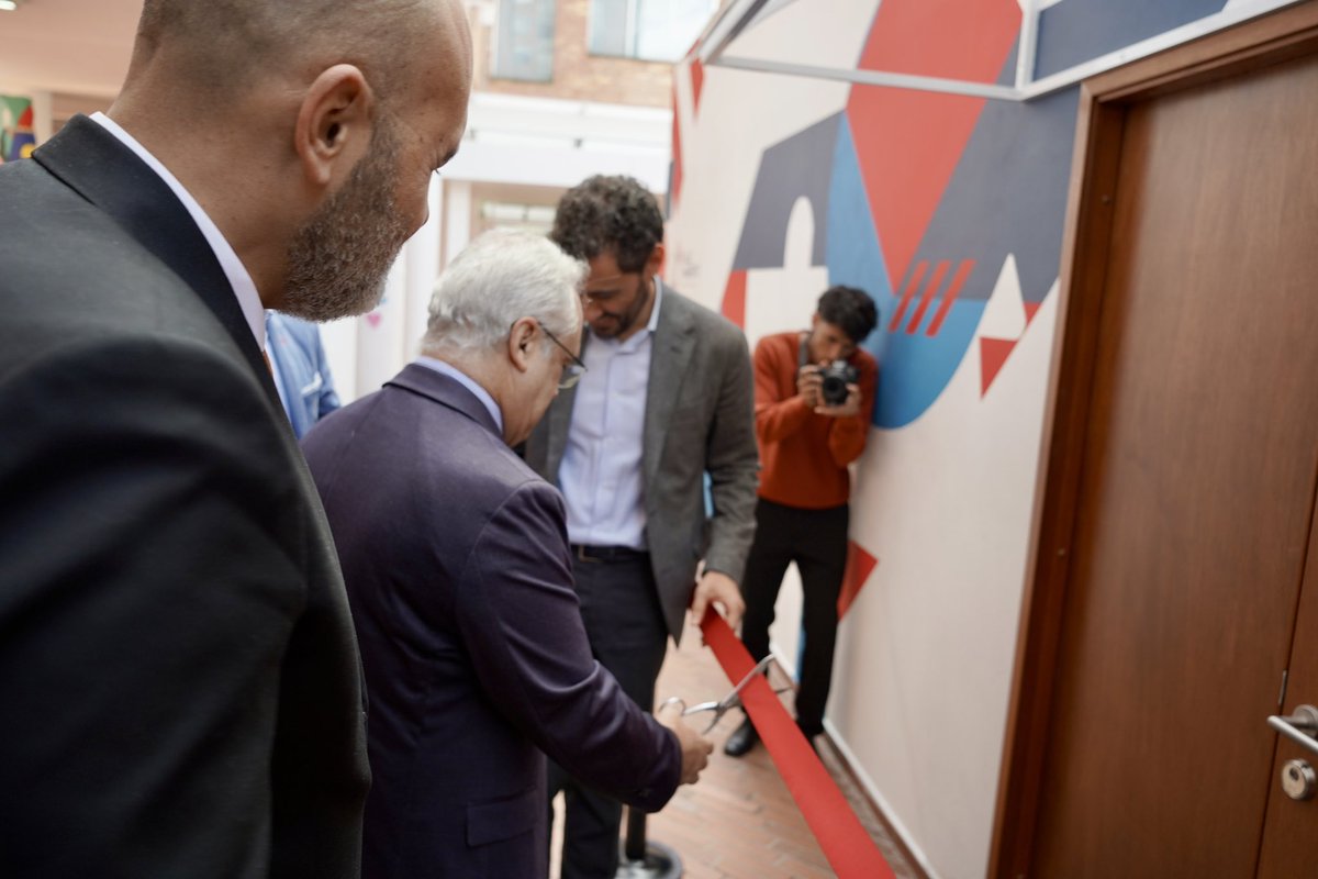 SylvainItte's tweet photo. Je suis très fier d’avoir inauguré au @LFBogota la première Salle Immersive dédiée à la réalité virtuelle dans un établissement scolaire en #Colombie et sans aucun doute l’une des première dans le monde. 

#FranciaEnColombia🇫🇷🤝🇨🇴 https://t.co/znyHXxJjiU