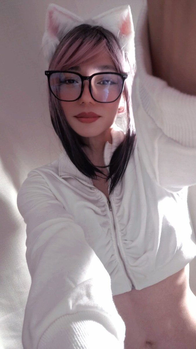 TransGoddessM's tweet photo. Here's a hug for all my cuties out there! 💕

If you need a little spark and shimmer ✨ in your life as the seasons turn dark and cold 🌑❄️ you can always reach me on my main platforms 🔞 where I post a bunch more and am online every single day 💋

Links are in my bio 🤗 https://t.co/sDAHUrz55l