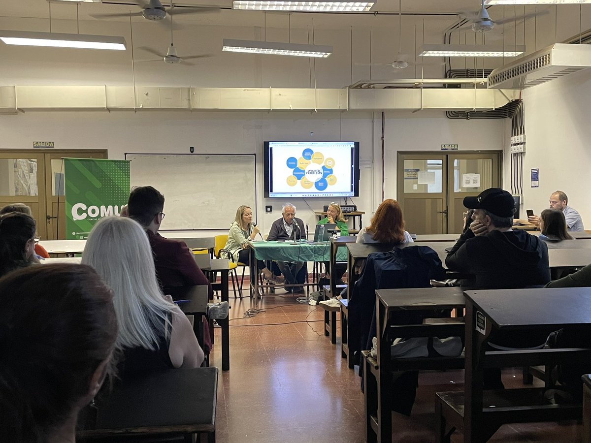 En las Jornadas de IA y sociedad en <a href="/comuUBA/">Comu Sociales UBA</a> arranca el panel de Educación, ética y sobre todo futuro con <a href="/piscitelli/">Alejandro Piscitelli</a> <a href="/FerrarelliM/">Marian Ferrarelli</a> y <a href="/esteladomiha67/">Estela</a>: Cuáles son las preguntas productivas hoy en la universidad después de la IAG? Desaprendiendo dicotomías #JornadasIAUBA