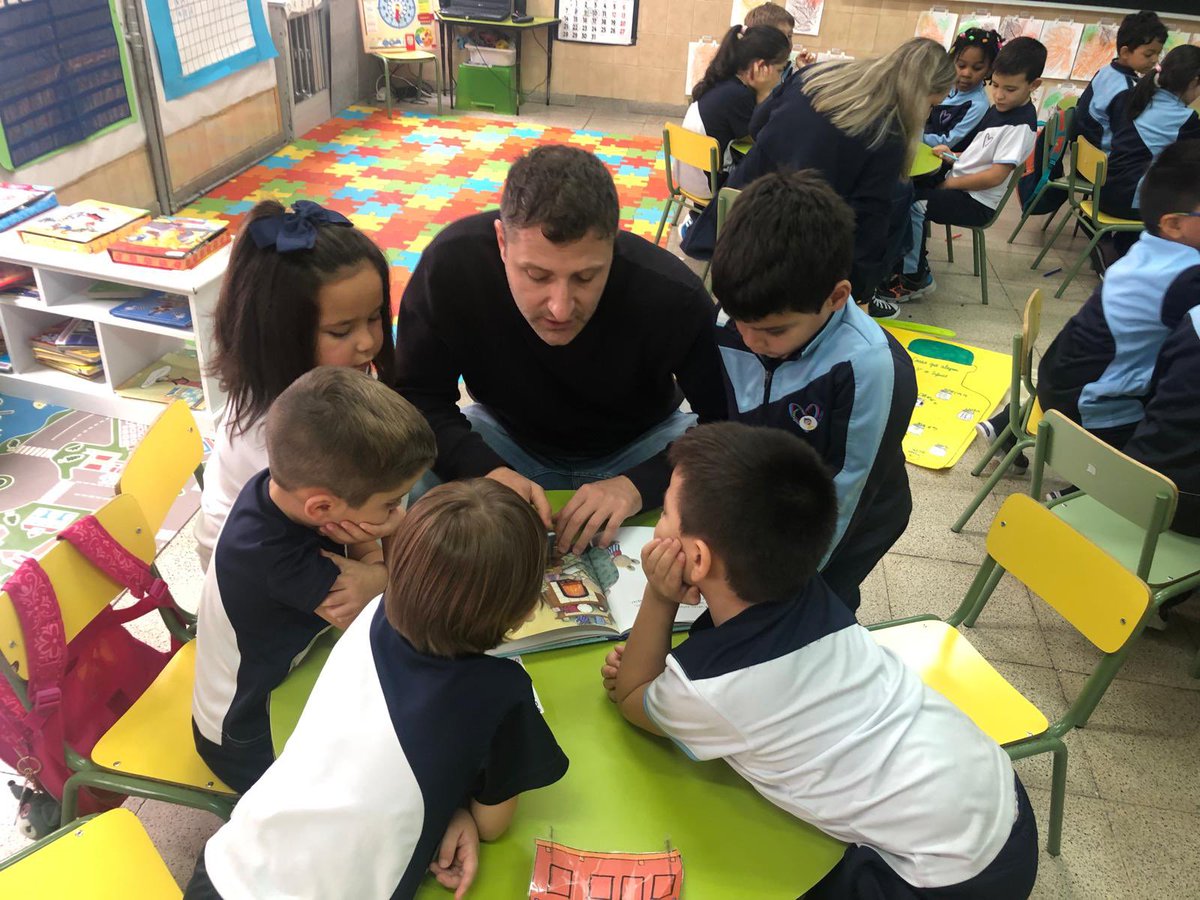 amordediossala's tweet photo. ☝️Los alumnos de 5A han recibido esta semana a los padres. 😊
Les han llevado preparado un taller de las emociones: calma 😌, miedo😱, alegría😄, tristeza☹️ y rabia🤯. 

Ha estado genial, súper divertido y han aprendido muchas cosas. ¡Ya están pensando en repetir la visita! 👏 https://t.co/ozcOllO2a3