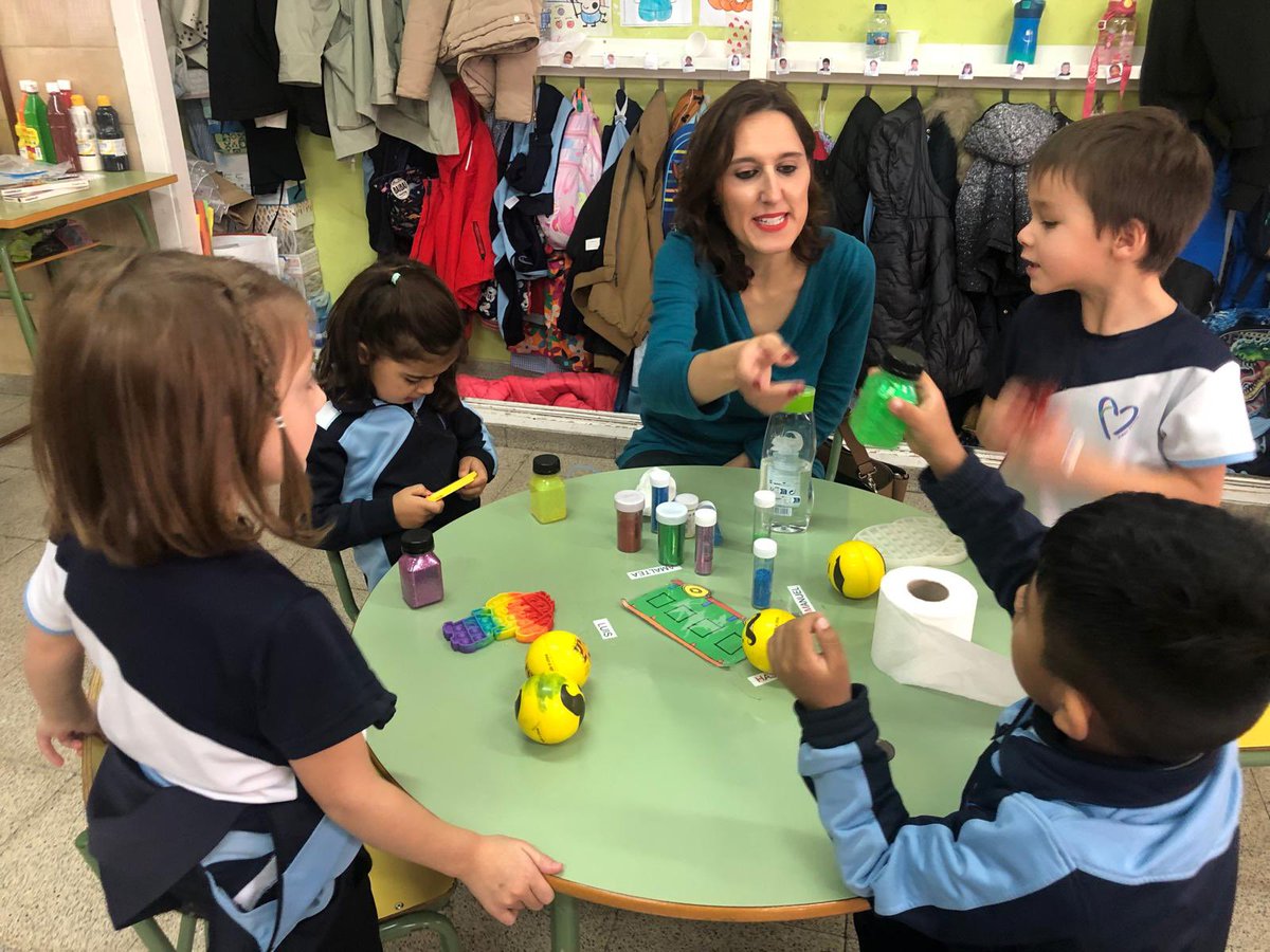 ☝️Los alumnos de 5A han recibido esta semana a los padres. 😊
Les han llevado preparado un taller de las emociones: calma 😌, miedo😱, alegría😄, tristeza☹️ y rabia🤯. 

Ha estado genial, súper divertido y han aprendido muchas cosas. ¡Ya están pensando en repetir la visita! 👏