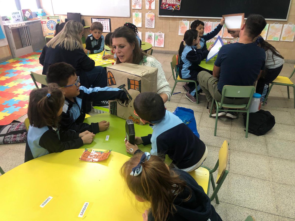amordediossala's tweet photo. ☝️Los alumnos de 5A han recibido esta semana a los padres. 😊
Les han llevado preparado un taller de las emociones: calma 😌, miedo😱, alegría😄, tristeza☹️ y rabia🤯. 

Ha estado genial, súper divertido y han aprendido muchas cosas. ¡Ya están pensando en repetir la visita! 👏 https://t.co/ozcOllO2a3
