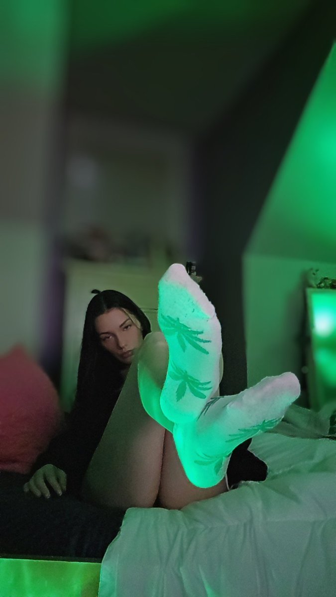 BaddAsh_95's tweet photo. Watching the Celtics last night all the while teasing my sock/sport sub during the game....I'm so generous 🤭☘️💚

Findom Sports Socks Ass worship https://t.co/MKYCckPEga