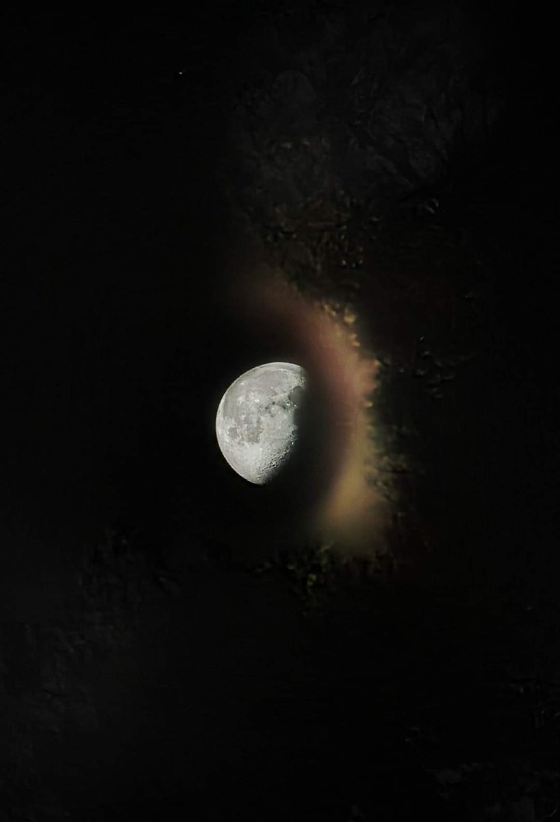 Kaik659300's tweet image. Captured the Moon in all its glowing beauty 🌕✨. Nature's night light never ceases to amaze! #NightSky #MoonGazing #Nature