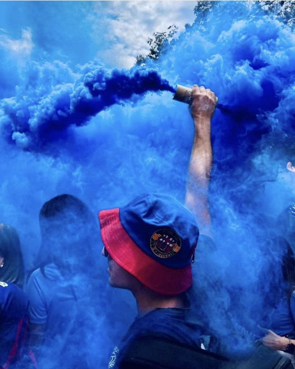Fraesia's tweet photo. Hay un color, que recorre el planeta, bajo tu camiseta y es el mismo de mi corazón @FCBarcelona_es ❤️💙 https://t.co/yGv7jN1Sug