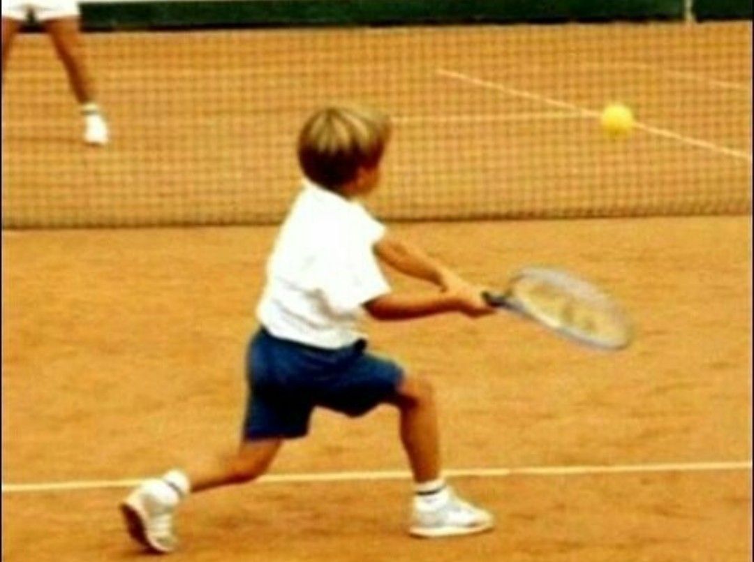 RazOlsRF's tweet photo. Tennis players as kids, a 🧵

1. Roger Federer https://t.co/zXAFgUSuIr