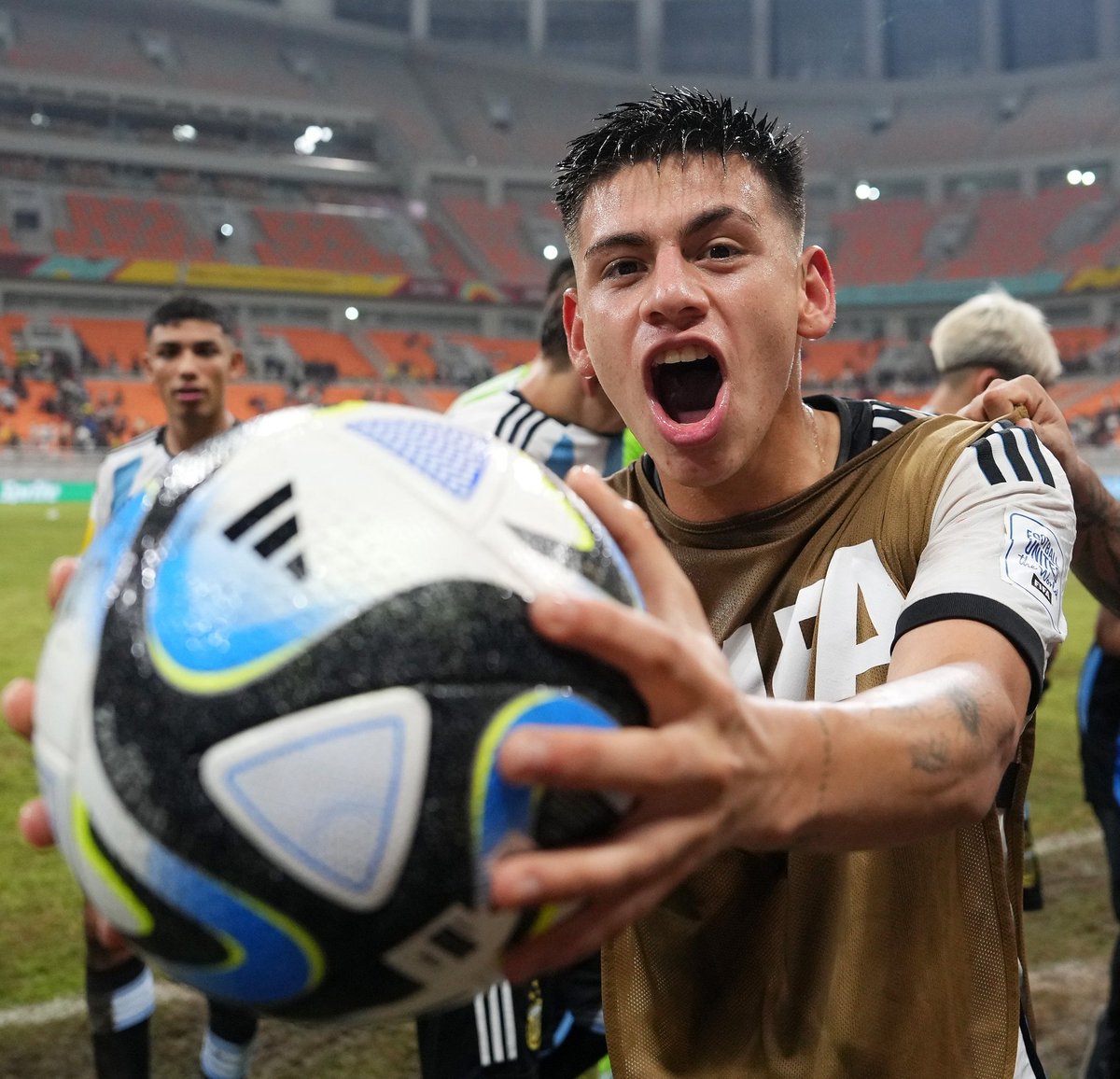 frabigol's tweet photo. Ya le clavó un hat-trick a Brasil en un mundial, los que lo vimos ya sabemos de lo que es capaz. Tiene una última bala, una bala imposible, pero la tiene. https://t.co/Qkho57hmxG