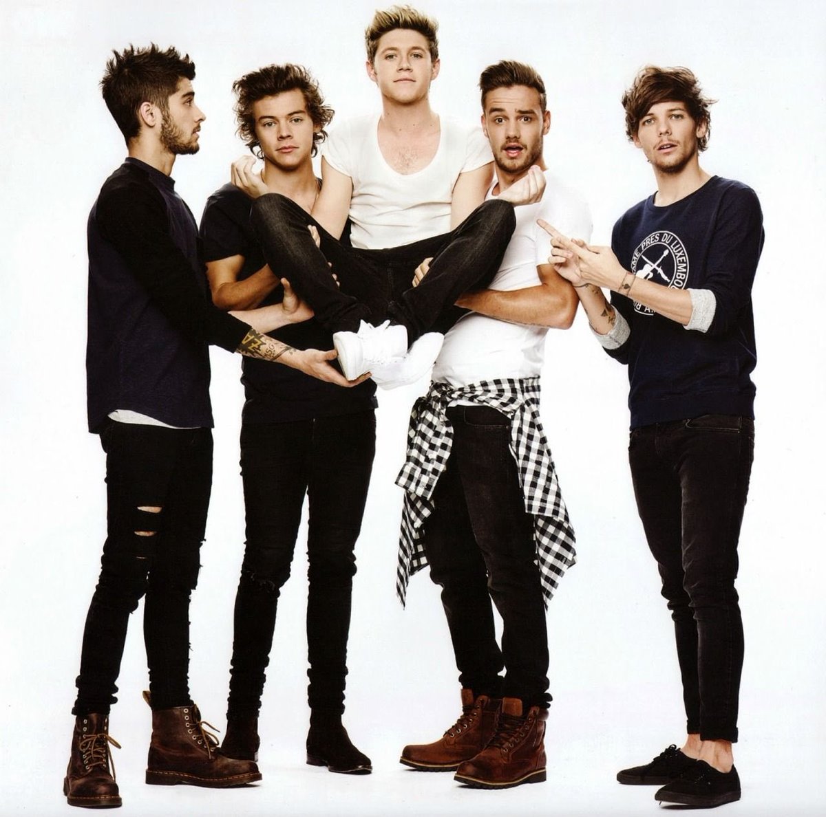 tracklist's tweet photo. Todos os álbuns do One Direction estão previstos para reentrarem simultaneamente na Billboard 200 da próxima semana. 💿 https://t.co/TVaK1ZW5po