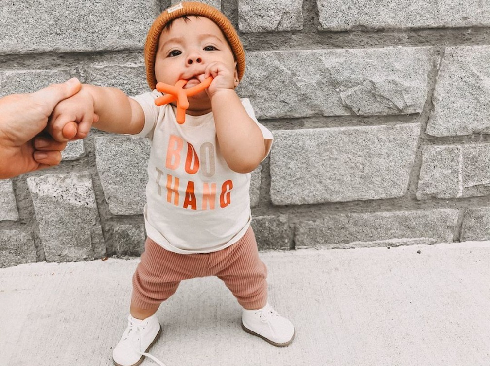 comotomo_sa's tweet image. Boo thang and mommy holding what we love most this fall! 🍂🧡 

📸: @tessamariaflores 

#comotomo #teether #baby #babyteether #babyproducts #mom #parenting #momlife