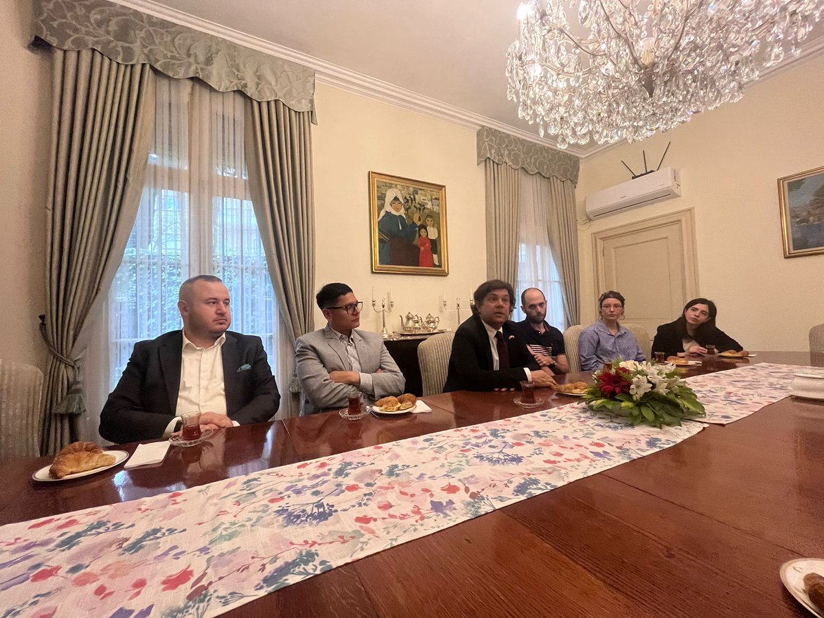 rriiflacso's tweet photo. 🇹🇷✨ En el marco del seminario "Los desafíos de la diplomacia en el mundo en desarrollo", los estudiantes de 2º año de la Maestría en Relaciones Internacionales de @flacsoargentina visitaron al embajador de la República de Turquía en Buenos Aires. https://t.co/ouNmCKIEzx