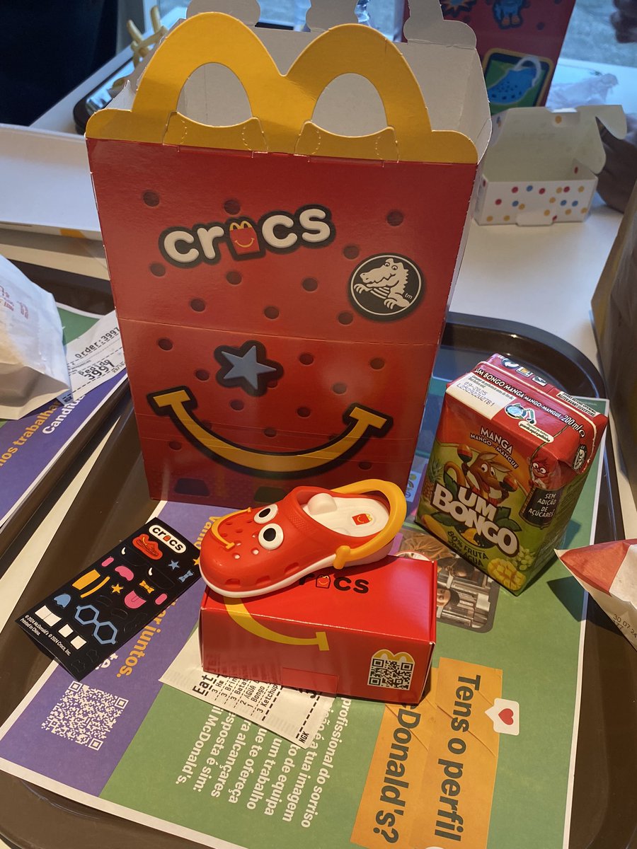 nctlights_'s tweet photo. os 4,50 euros mais bem gastos da minha vida: mc lanche feliz com mini crocs :D https://t.co/5Hsvx0JxA3