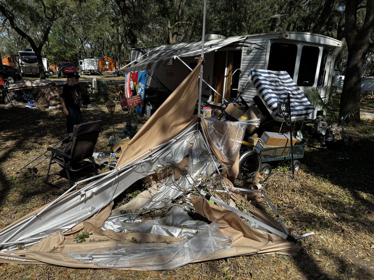 realGIHAUL's tweet photo. Mobile home yard clean out.

#trash #florida #trashlife https://t.co/MBtcCW5asE