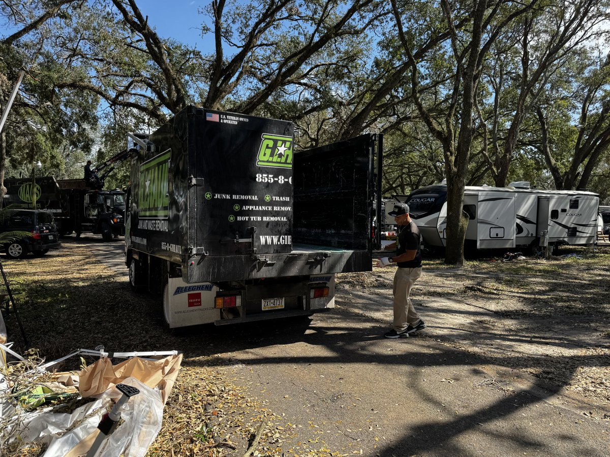 realGIHAUL's tweet photo. Mobile home yard clean out.

#trash #florida #trashlife https://t.co/MBtcCW5asE