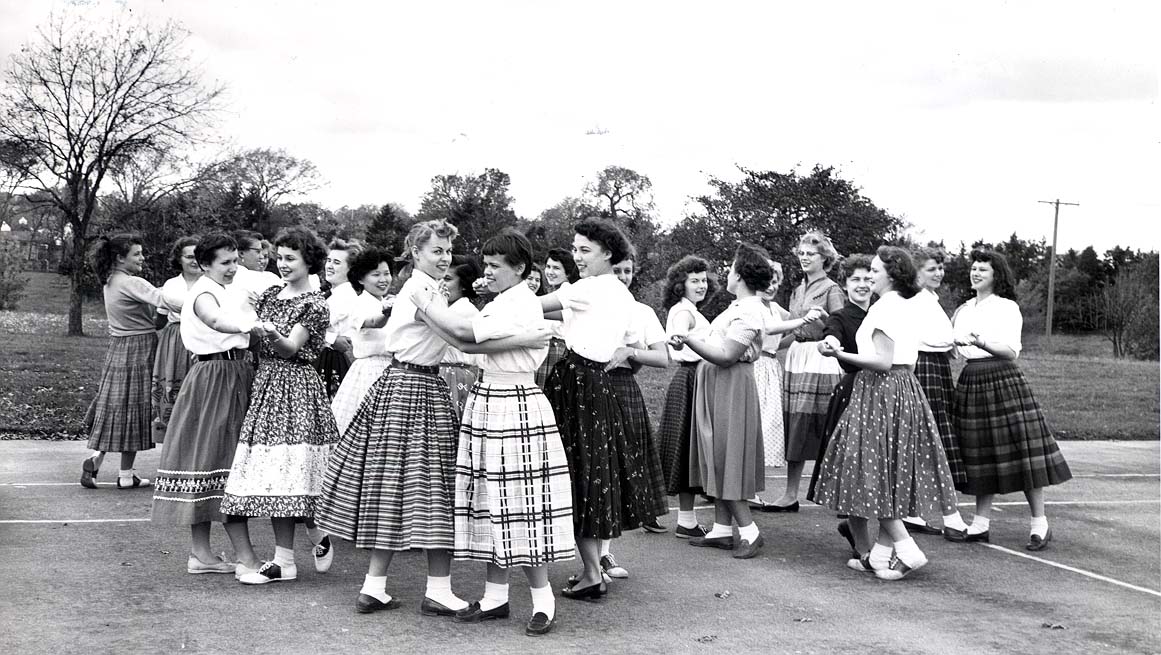 AlvernoArchives's tweet photo. Miss Shogren's square dancing class dosey doe’d on the tennis court. Yes, you read that right!
(Austin Hall stands there now.)  This photo is from “Alverno Campus News” Oct. 1955, p.4. #OnceUponAlverno https://t.co/FwMteyBAlD