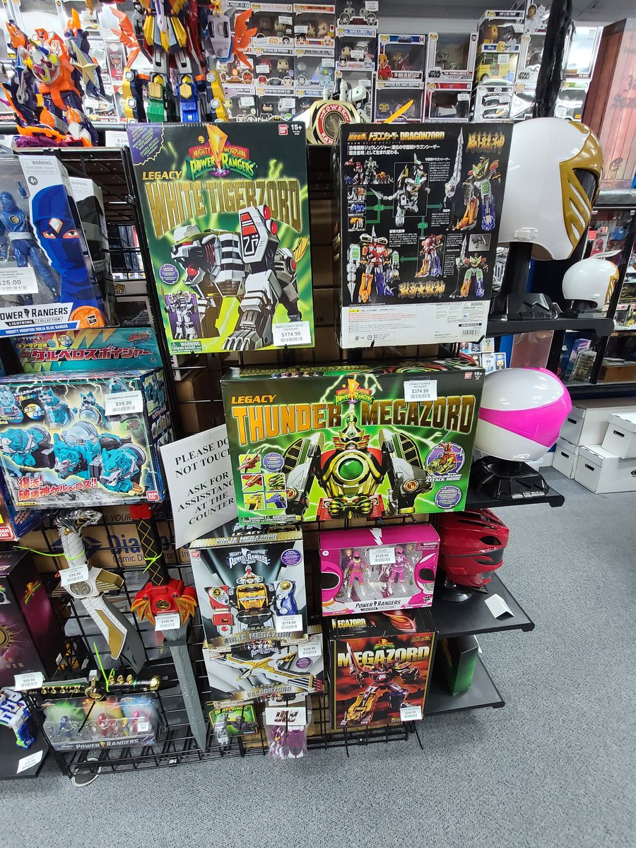 Dlester125's tweet photo. @OfficialEGO at my local comic store. https://t.co/pNxW46neIQ
