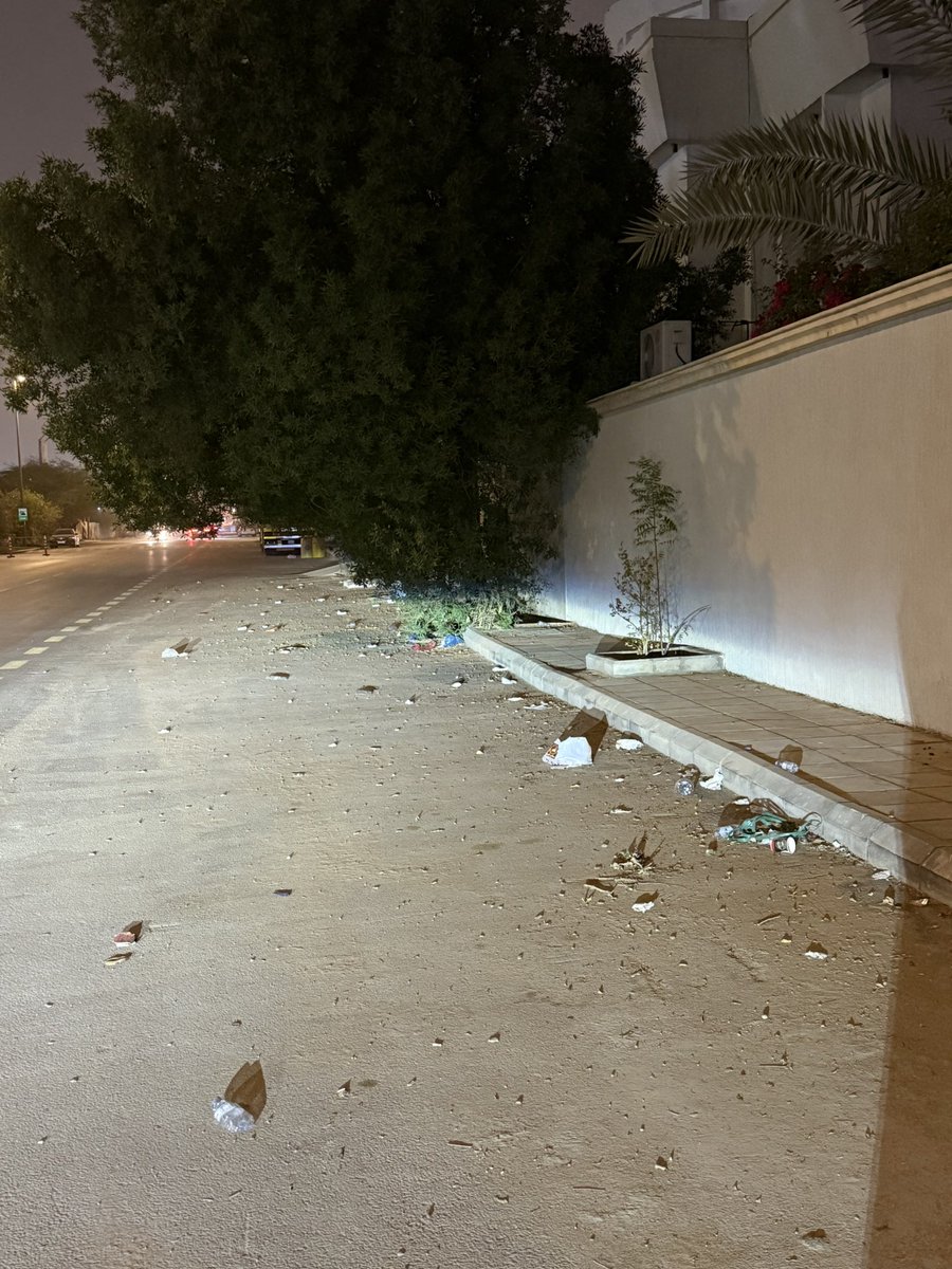 afalali's tweet photo. إلى متى موظفين STC وطلاب كلية الاتصالات يستمرون في الوقوف أمام المنازل بشكل غير نظامي؟! ناهيك عن رمي المخلفات في الشوارع وكأنها مكب نفايات! نطالب الجهات المسؤولة باتخاذ الإجراءات اللازمة للحفاظ على النظام والنظافة في أحيائنا.  @stccare_ksa @eMoroor @Amanatalriyadh https://t.co/tNV1fyq4Y4