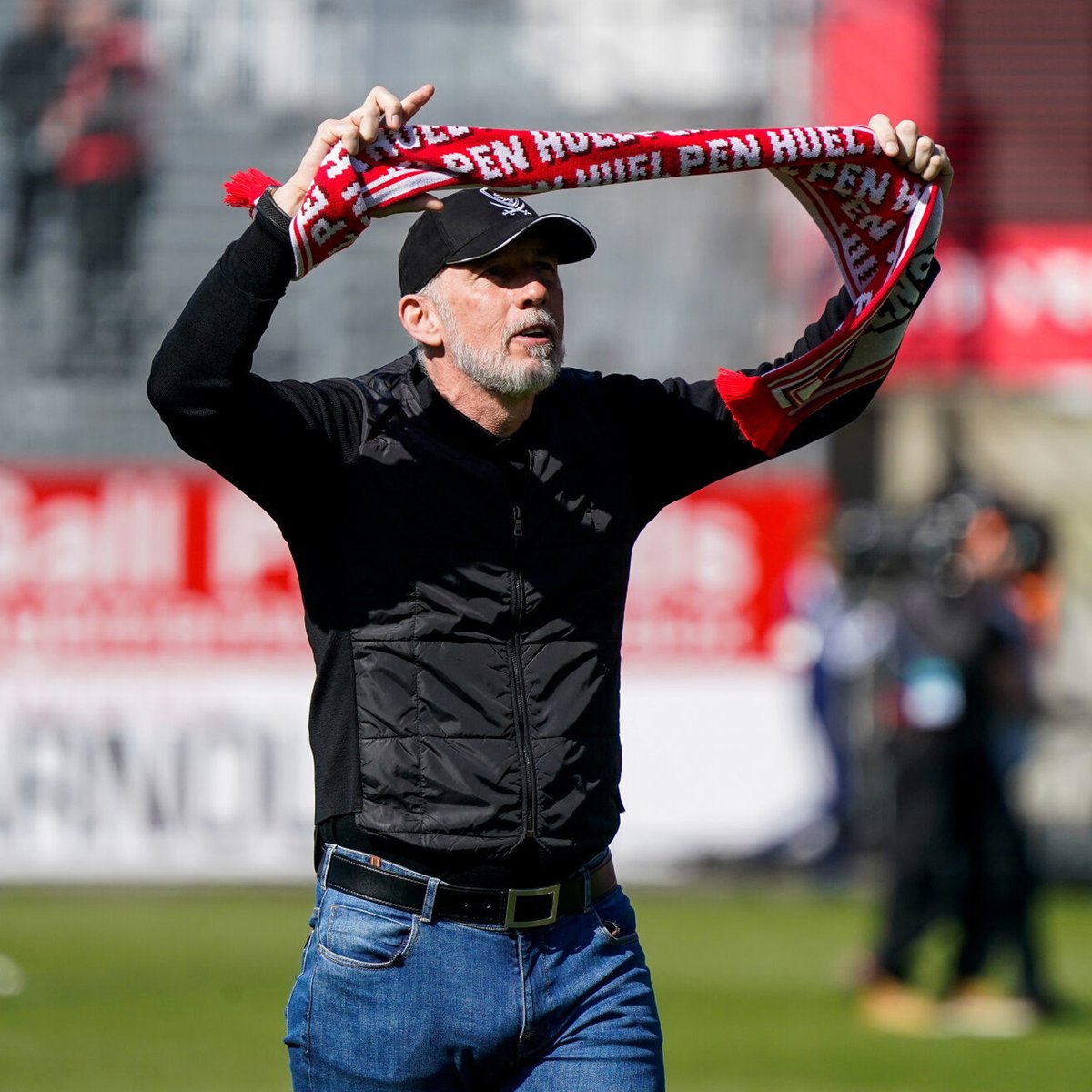 Footballogue's tweet photo. Une statue à Brest pour Éric Roy, qui vote pour ? 🤚

Le technicien français, resté des années loin des bancs, est en train de réaliser un travail de fou avec le Stade Brestois depuis son arrivée... 🤩 

▪ 2023-24 : 3e de Ligue 1 

▪ 2024-25 : 7 Pts en LDC après 3 matchs https://t.co/EplAG9nOLc