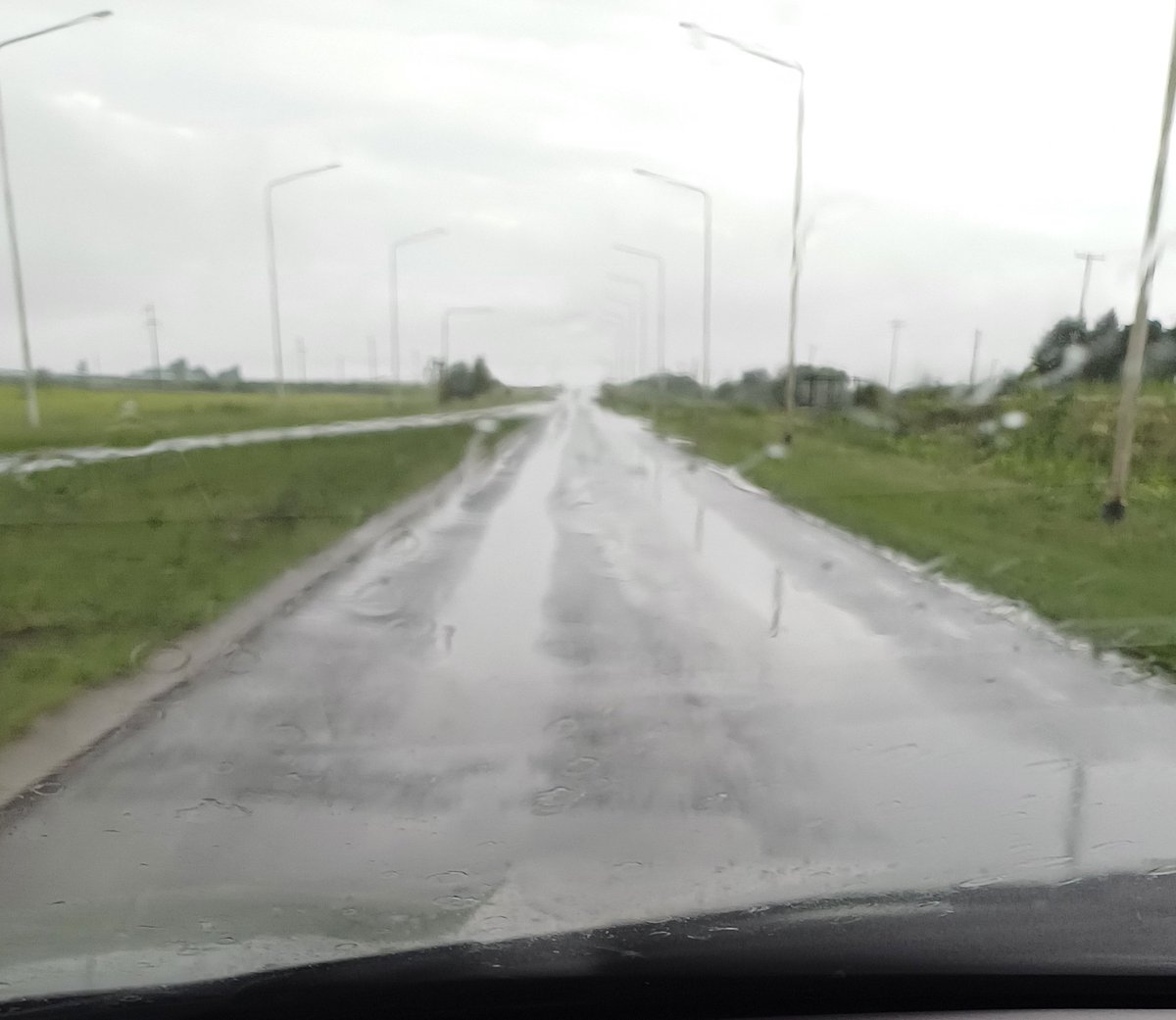 pammpa30's tweet photo. #ruta20 #EntreRios @dpventrerios  @frigeriorogelio  se llena de agua, esta llena de pozos , sin señalizar, esto es un cruce de rutas! Exigimos arreglo y repavimentacion de la ruta 20 en su totalidad!! https://t.co/tWBeTe2HGC